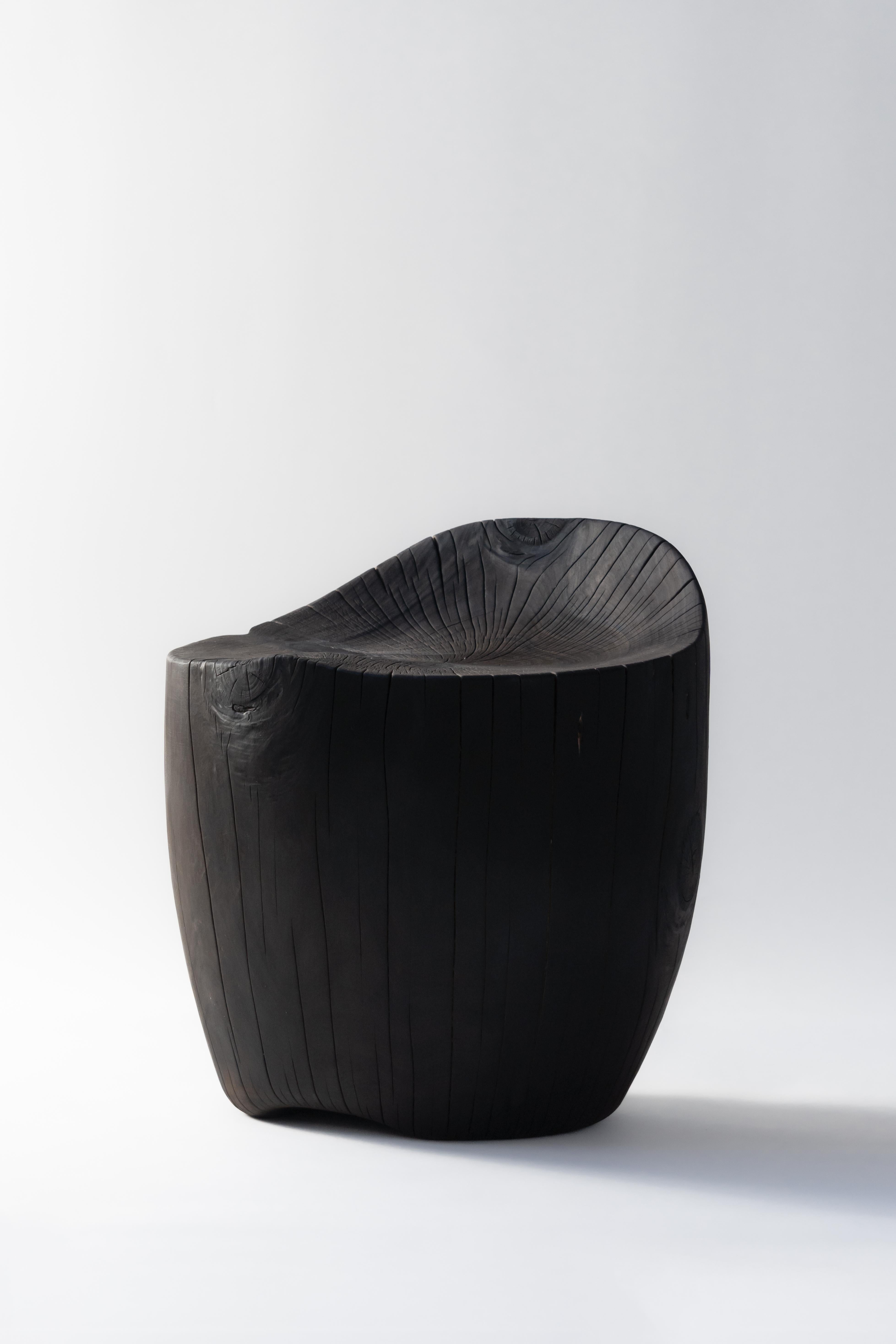 Seduta singola Block Wood Batan di Sebastián Cappiello
Dimensioni:  L. 46 x P. 46 x H. 51 cm
Materiali: Legno a blocco unico. 
Finiture: Cedro bianco, cedro annerito (yakisugi), encino (rovere messicano), capulin (ciliegio messicano). frassino.