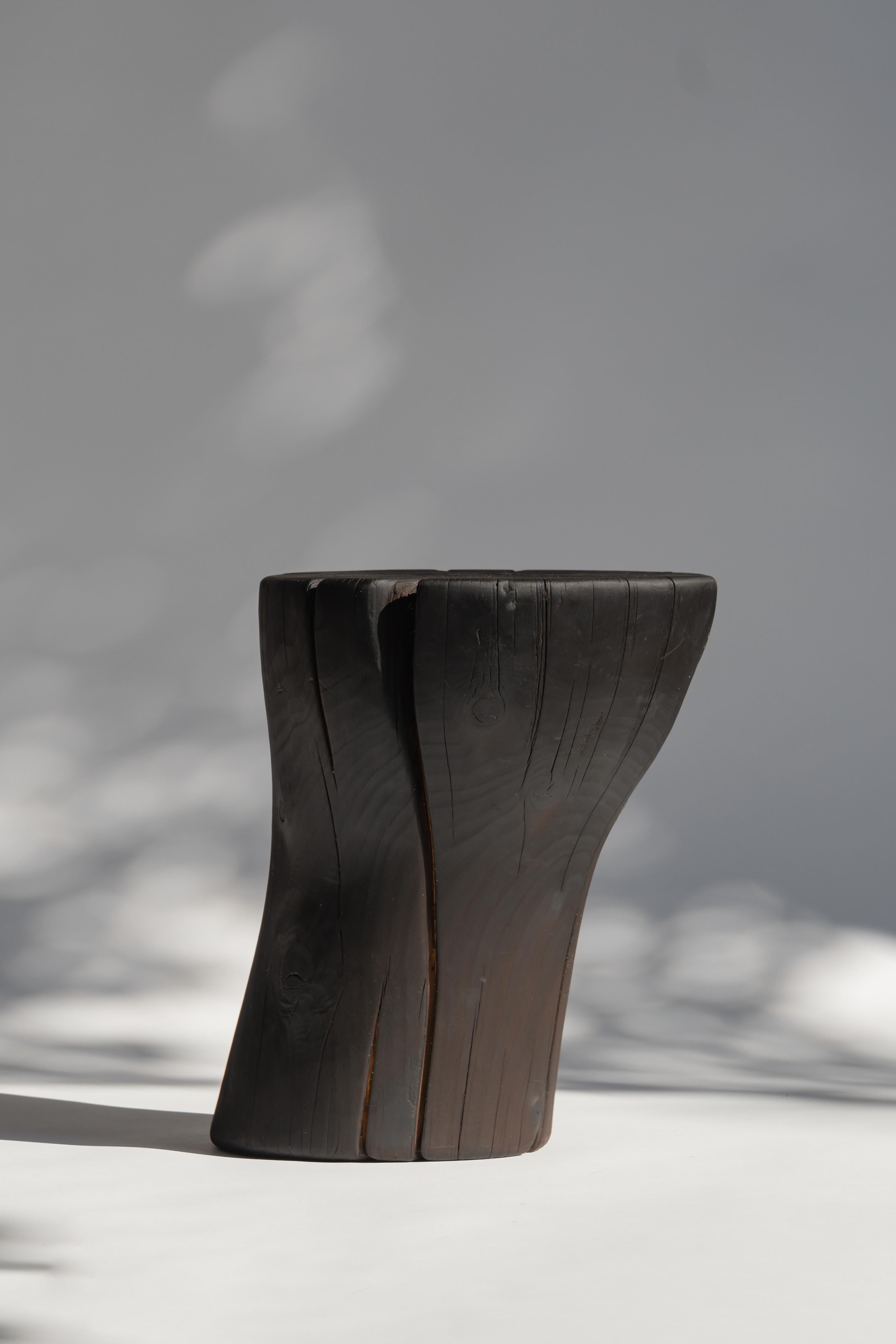 Sgabello Batan a blocco singolo in Wood di Sebastián Cappiello
Dimensioni:  L 30 x P 30 x H 40 cm
Materiali: Legno a blocco unico. 
Finiture: Cedro bianco, cedro annerito (yakisugi), encino (rovere messicano), capulin (ciliegio messicano). frassino.