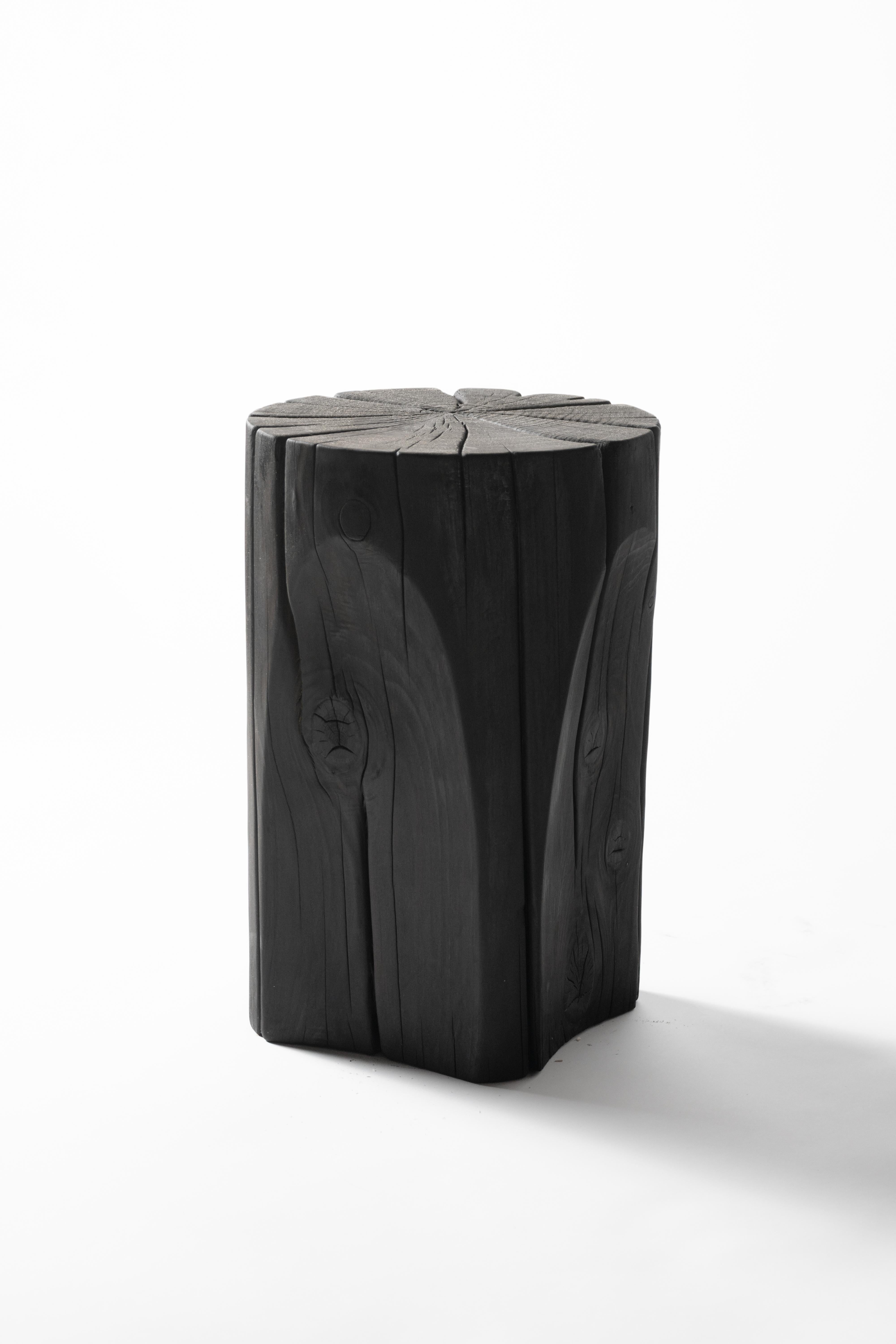 Sgabello Single Block Wood Faces di Sebastián Cappiello
Dimensioni:  L 30 x P 30 x H 45 cm
Materiali: Legno a blocco unico. 
Finiture: Cedro bianco, cedro annerito (yakisugi), encino (rovere messicano), capulin (ciliegio messicano). frassino. 
Peso: