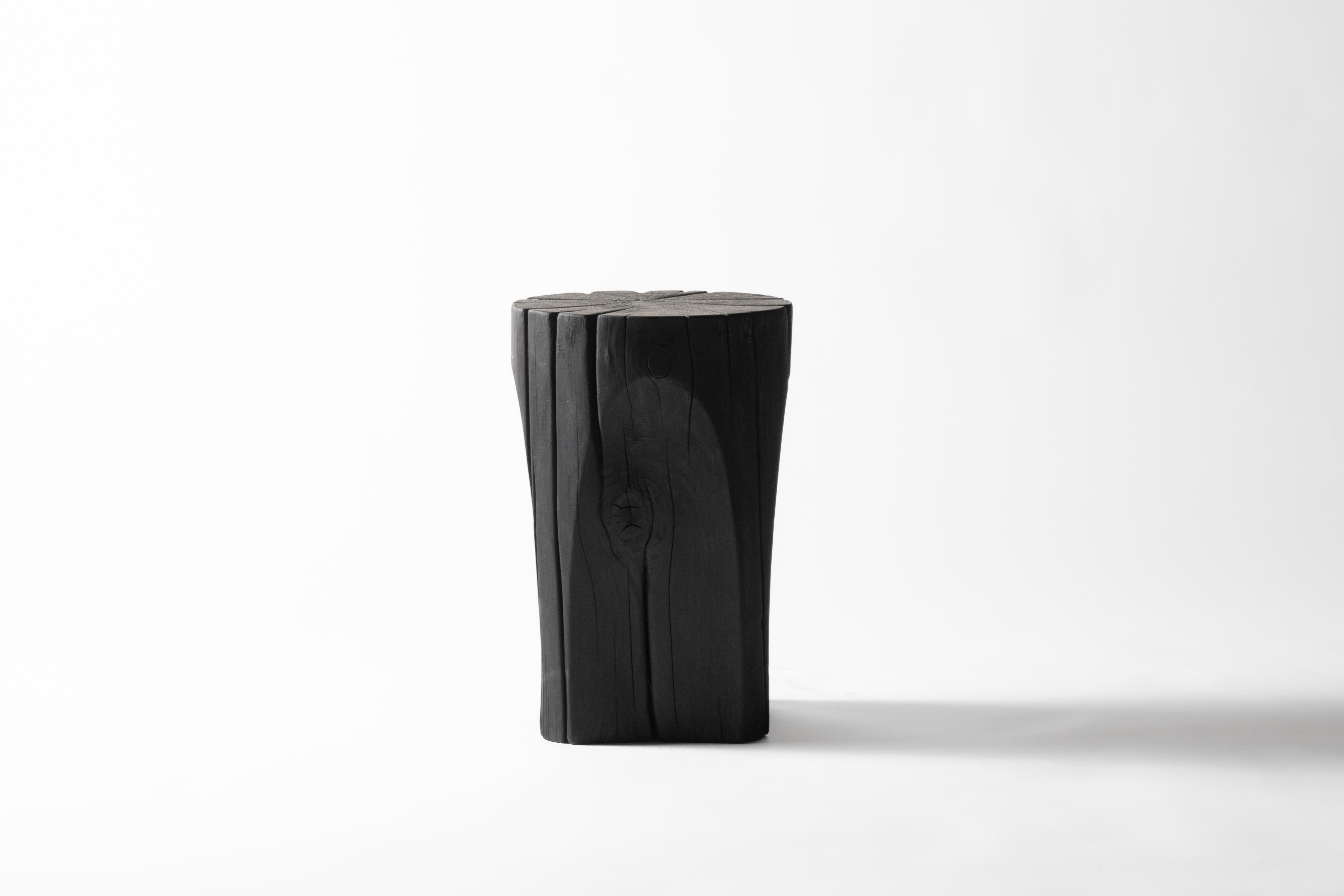 Postmoderno Sgabello Single Block Wood Faces di Sebastián Cappiello in vendita