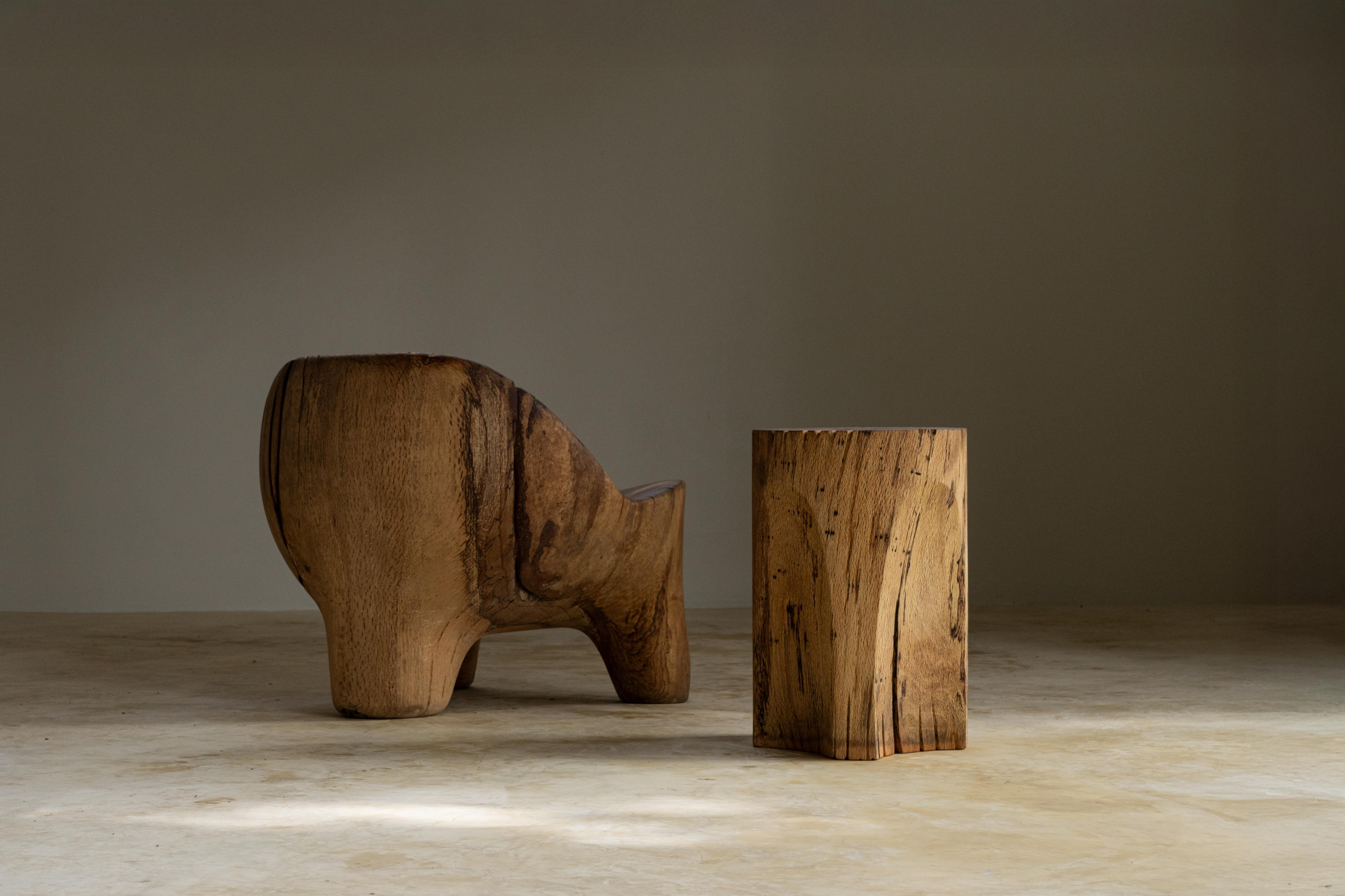 XXI secolo e contemporaneo Sgabello Single Block Wood Faces di Sebastián Cappiello in vendita