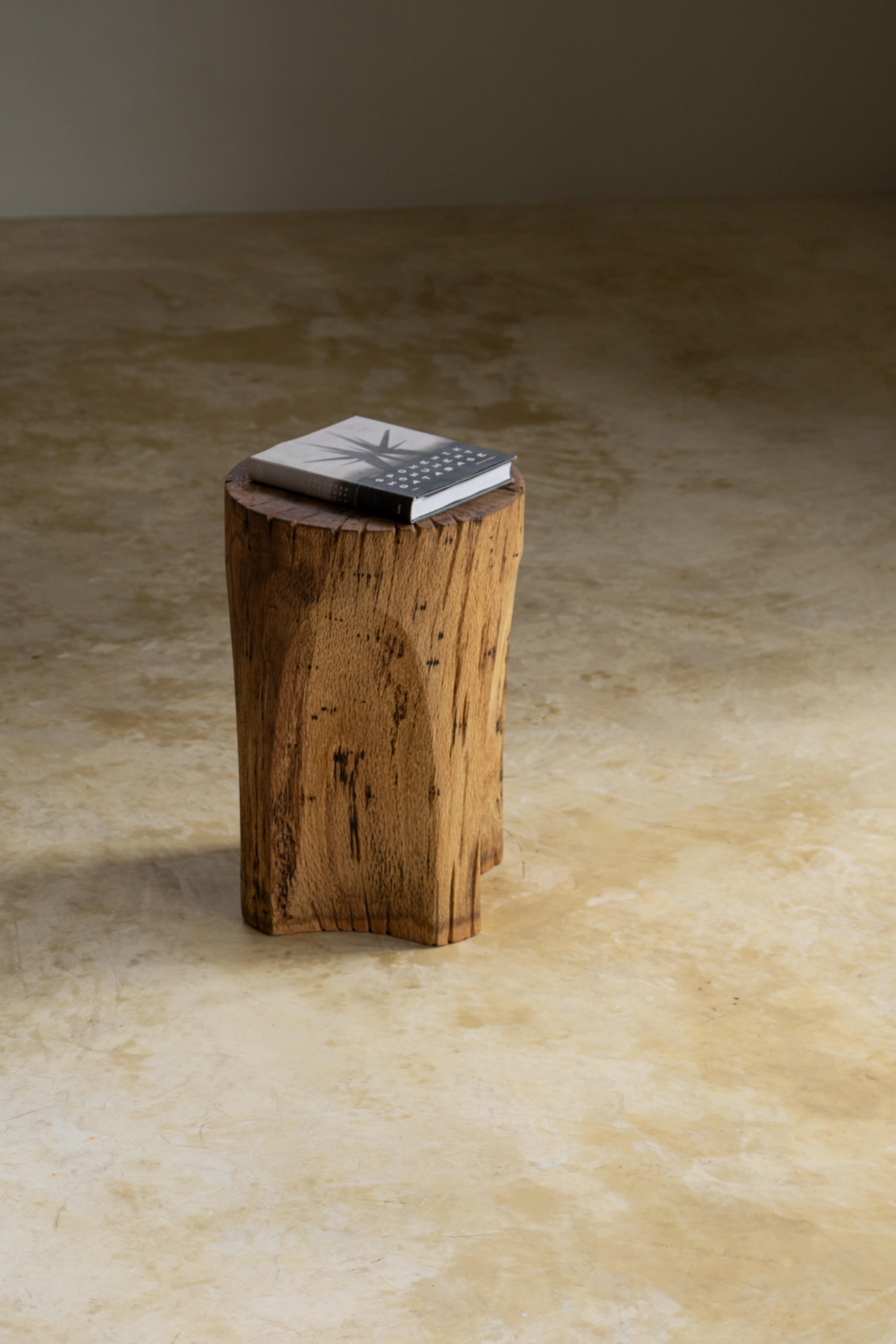 Legno Sgabello Single Block Wood Faces di Sebastián Cappiello in vendita