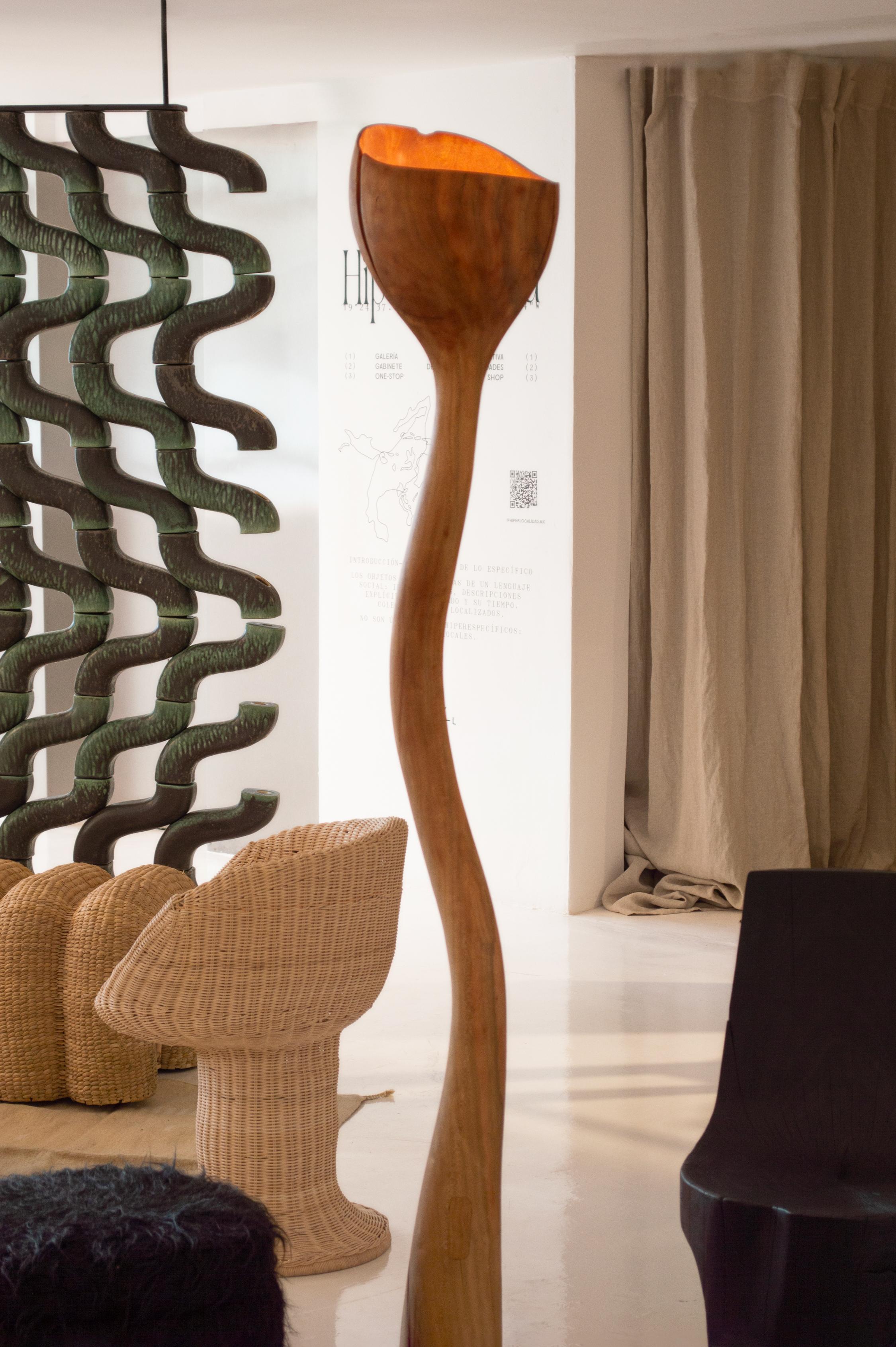 Einzelne Block Wood Meso Stehleuchte by Sebastián Cappiello (Postmoderne) im Angebot