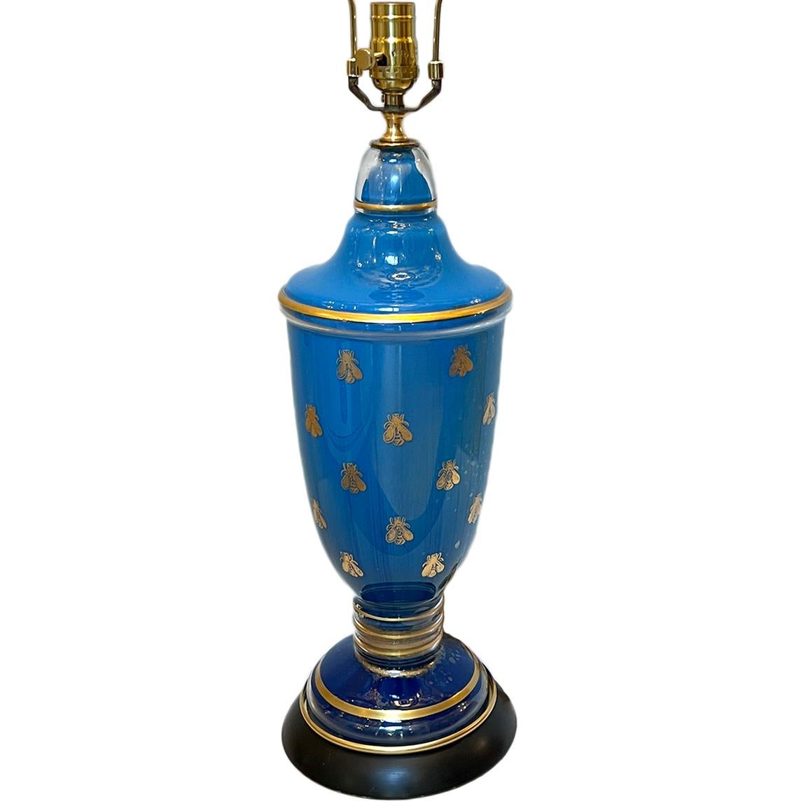 Lampada francese in vetro del 1920 circa con api dorate sul corpo.

Misure:
Altezza del corpo: 19.25
Altezza del paralume: 28.5