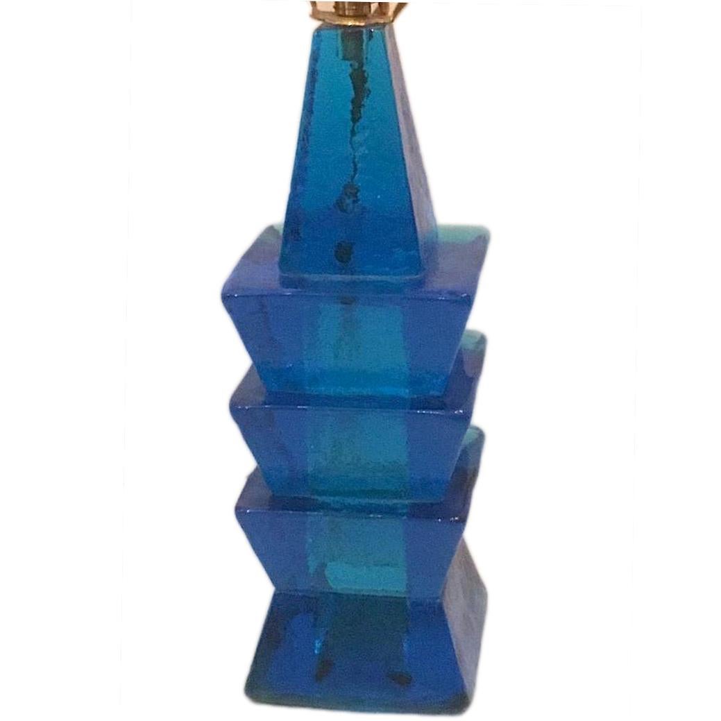 Une lampe italienne en verre moulé bleu des années 1960.

Mesures :
Hauteur du corps : 12