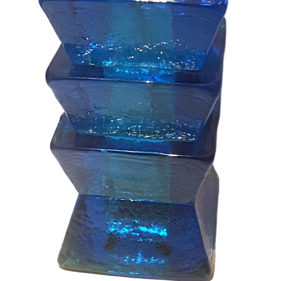 italien Lampe simple en verre moulé bleu en vente