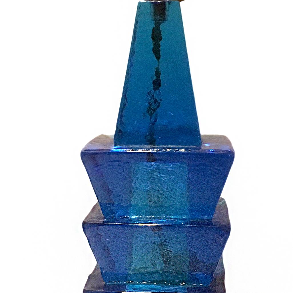 Lampe simple en verre moulé bleu Bon état - En vente à New York, NY