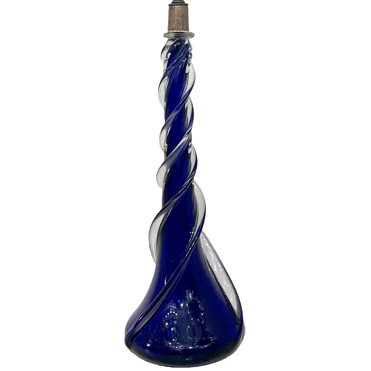 Lampe de table en verre bleu tourbillonnant de Murano, d'origine italienne, datant des années 1950.

Mesures :
Hauteur du corps : 21
Hauteur jusqu'à l'appui de l'abat-jour : 28