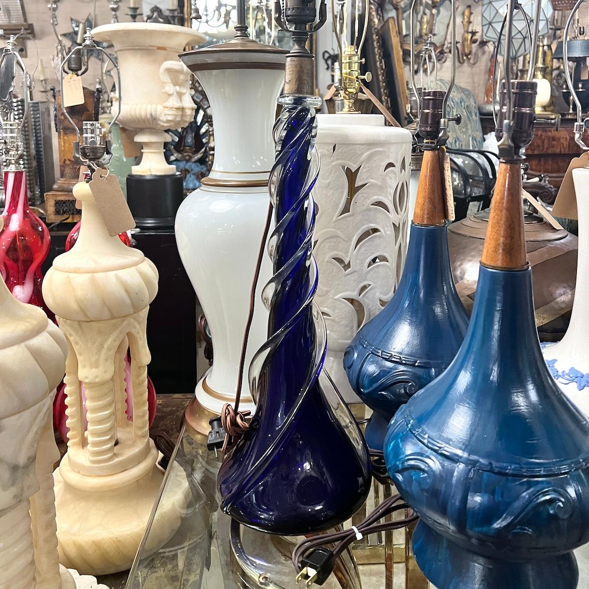 Milieu du XXe siècle Lampe de bureau simple en verre de Murano bleu en vente
