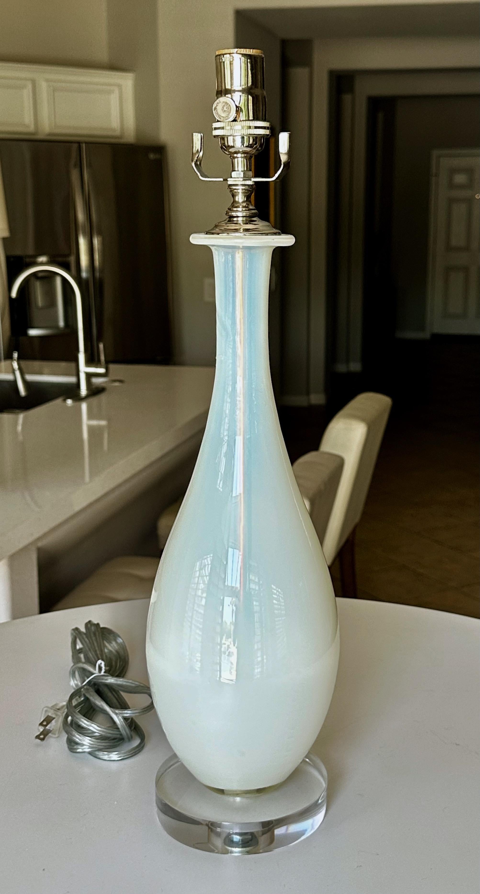 Lampe de table bleue opalescente en vente 4
