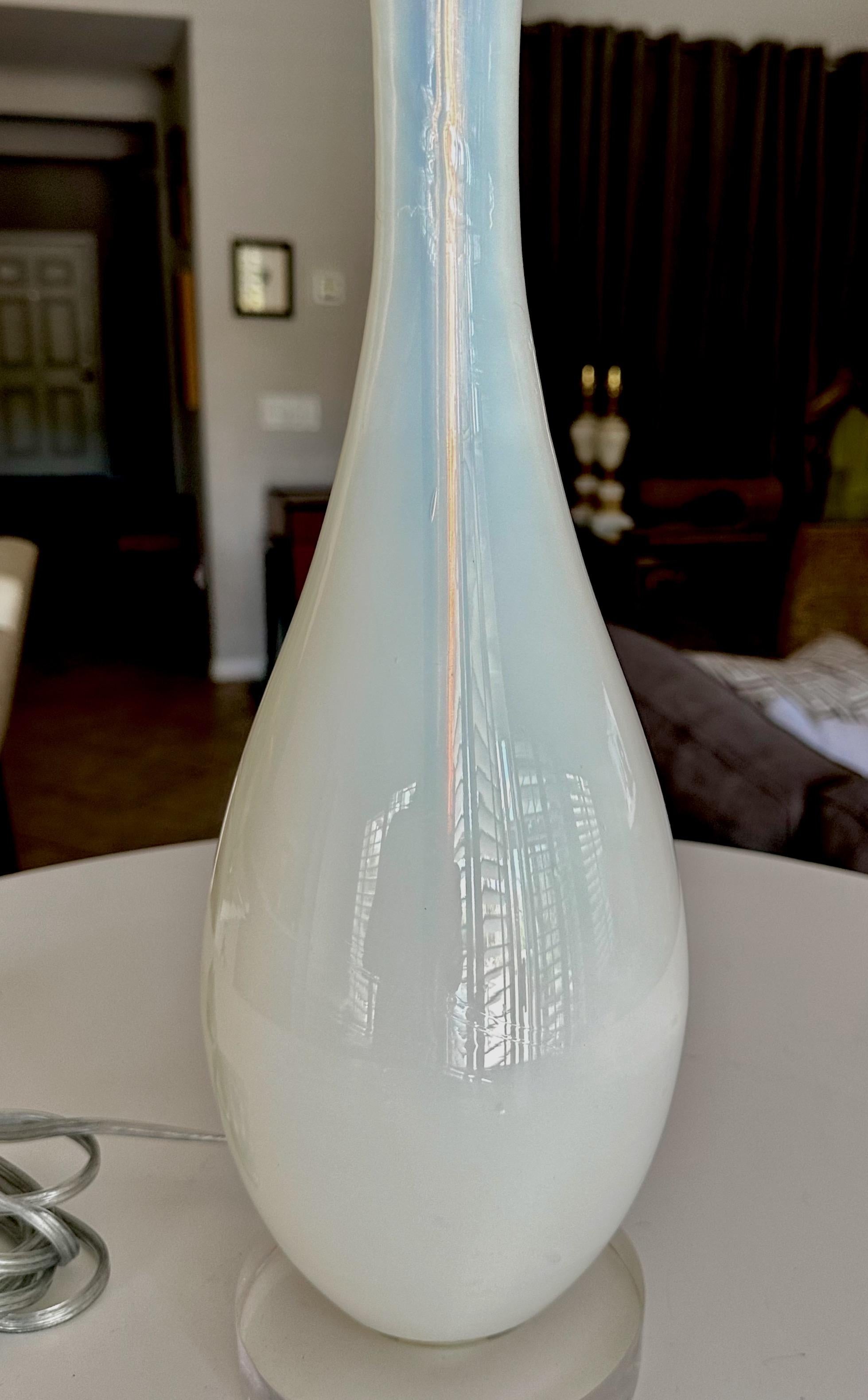 Lampe de table bleue opalescente en vente 5