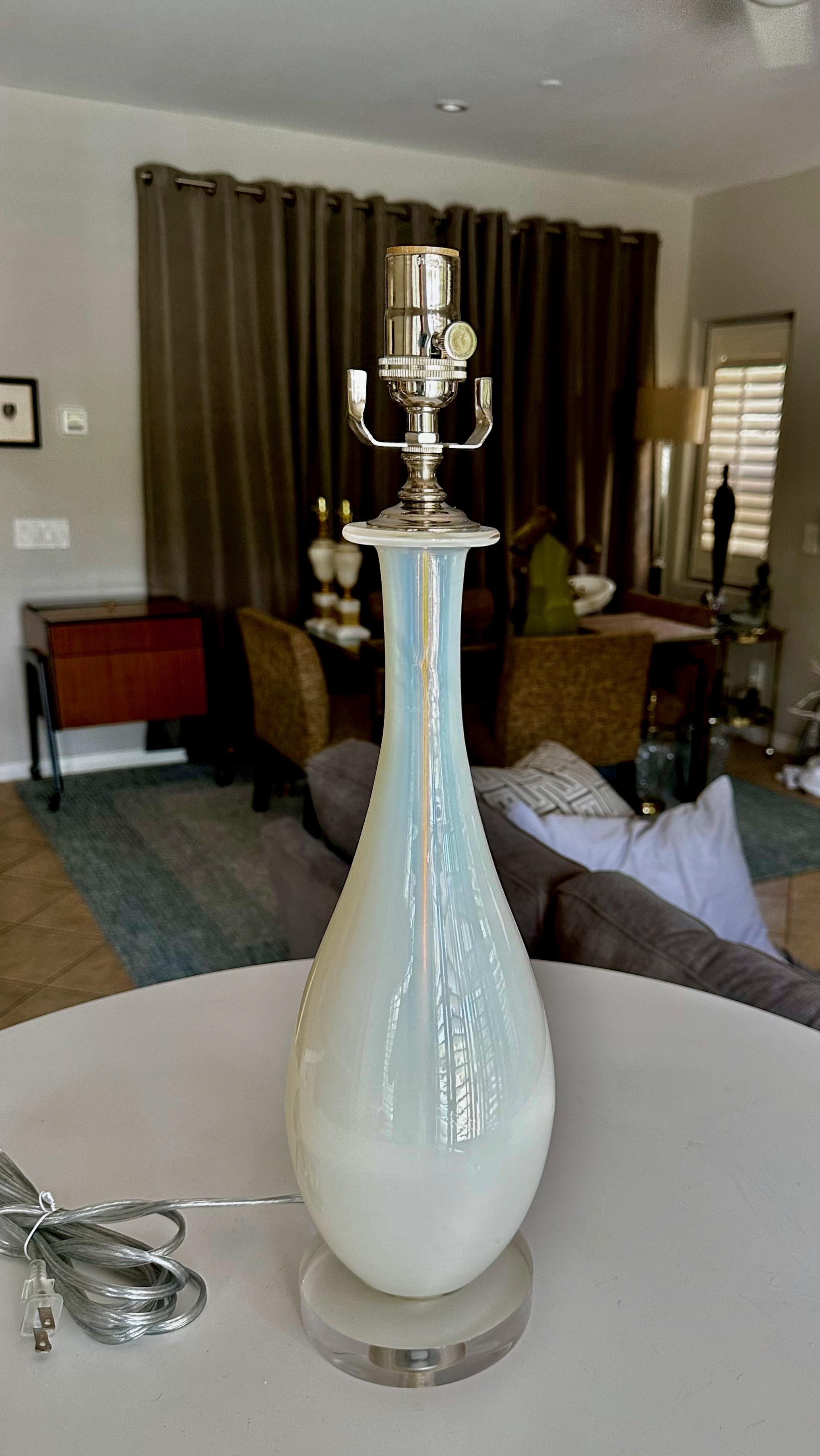 Lampe de table bleue opalescente en vente 6