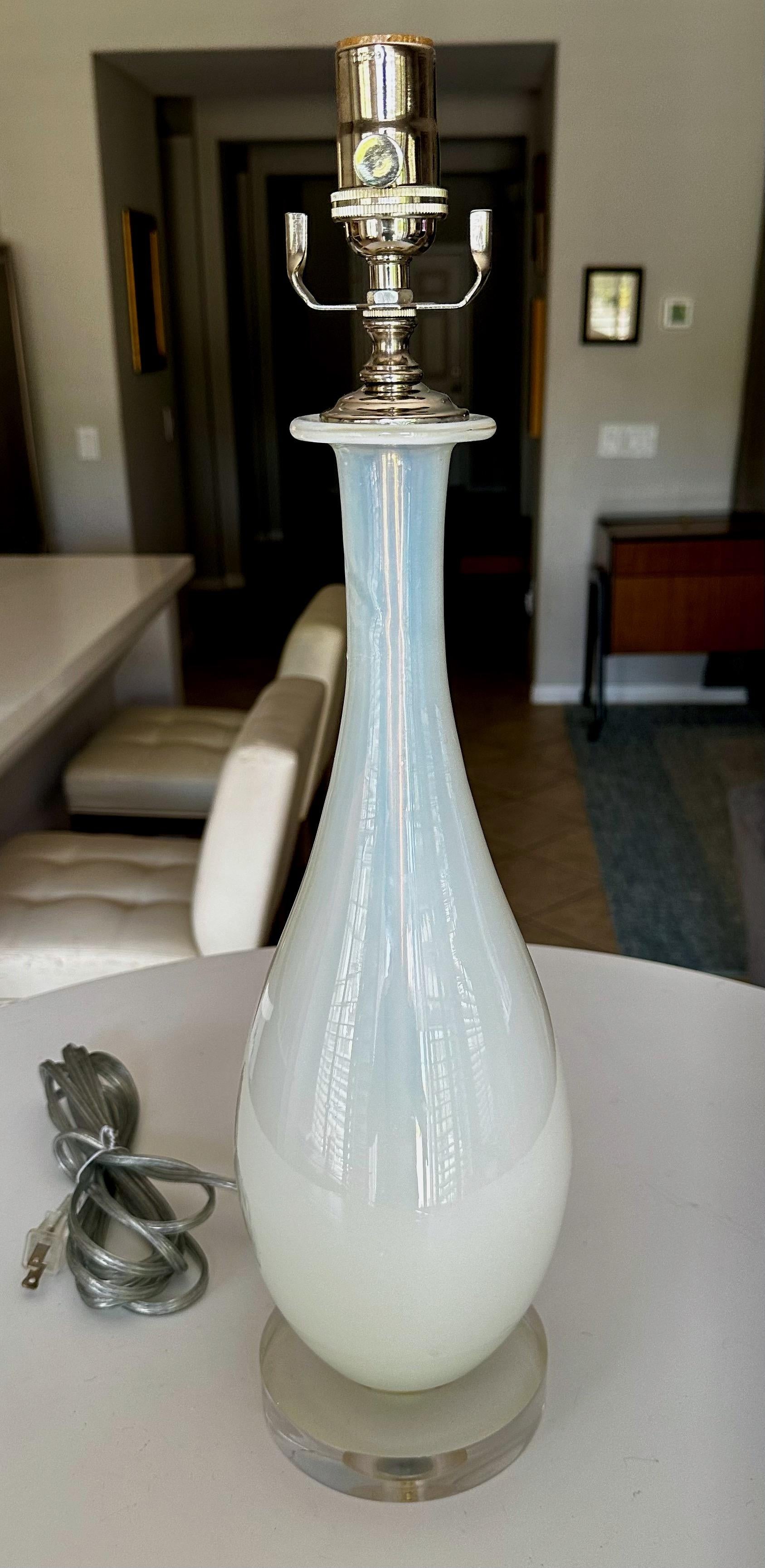 Lampe de table à une seule lumière en verre opalescent bleu. Monté sur une nouvelle base en acrylique. Nouvellement câblé avec des accessoires nickelés, y compris une prise à 3 voies et un cordon argenté. La hauteur totale de la lampe est de 21