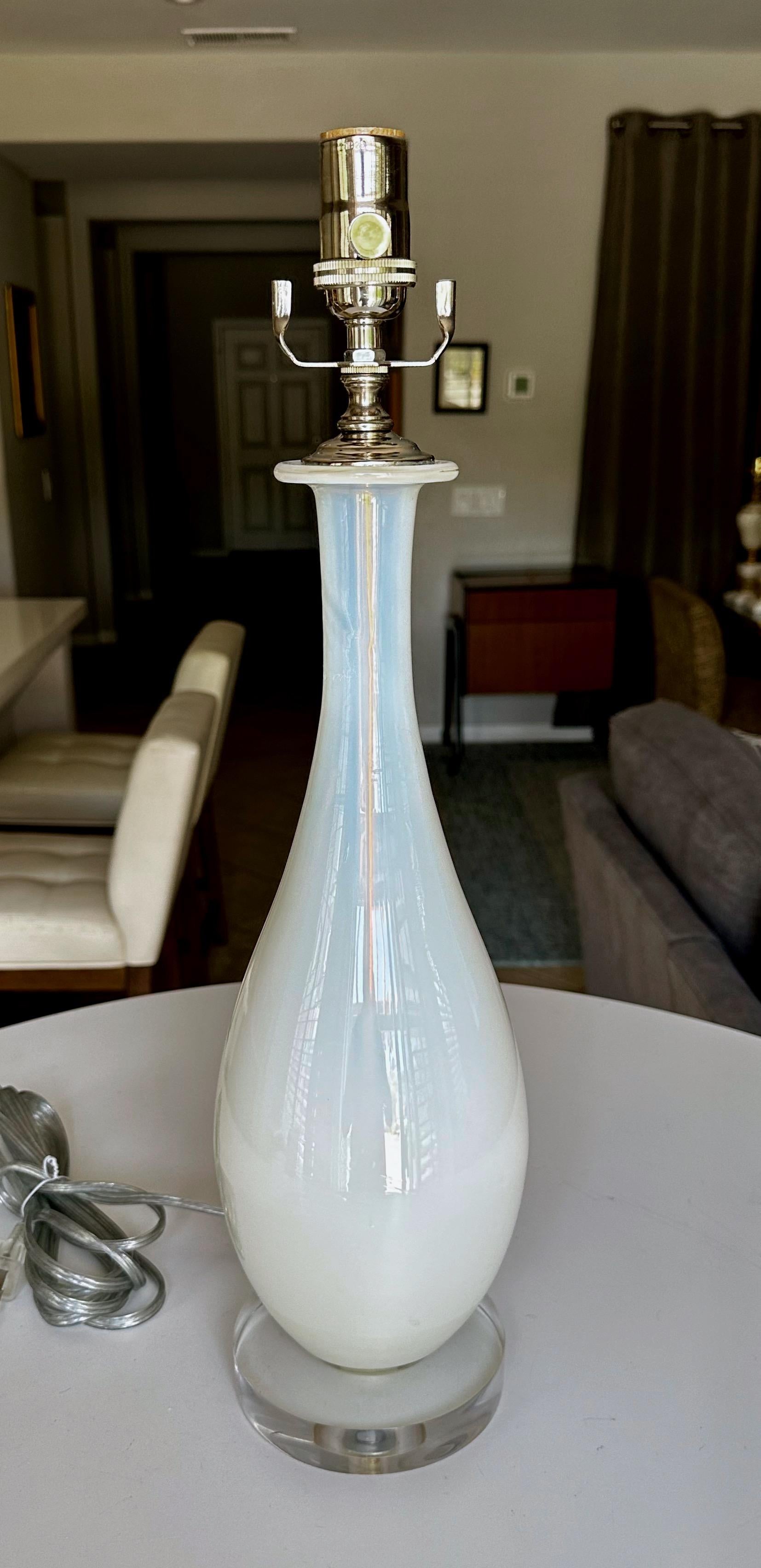 Nord-américain Lampe de table bleue opalescente en vente