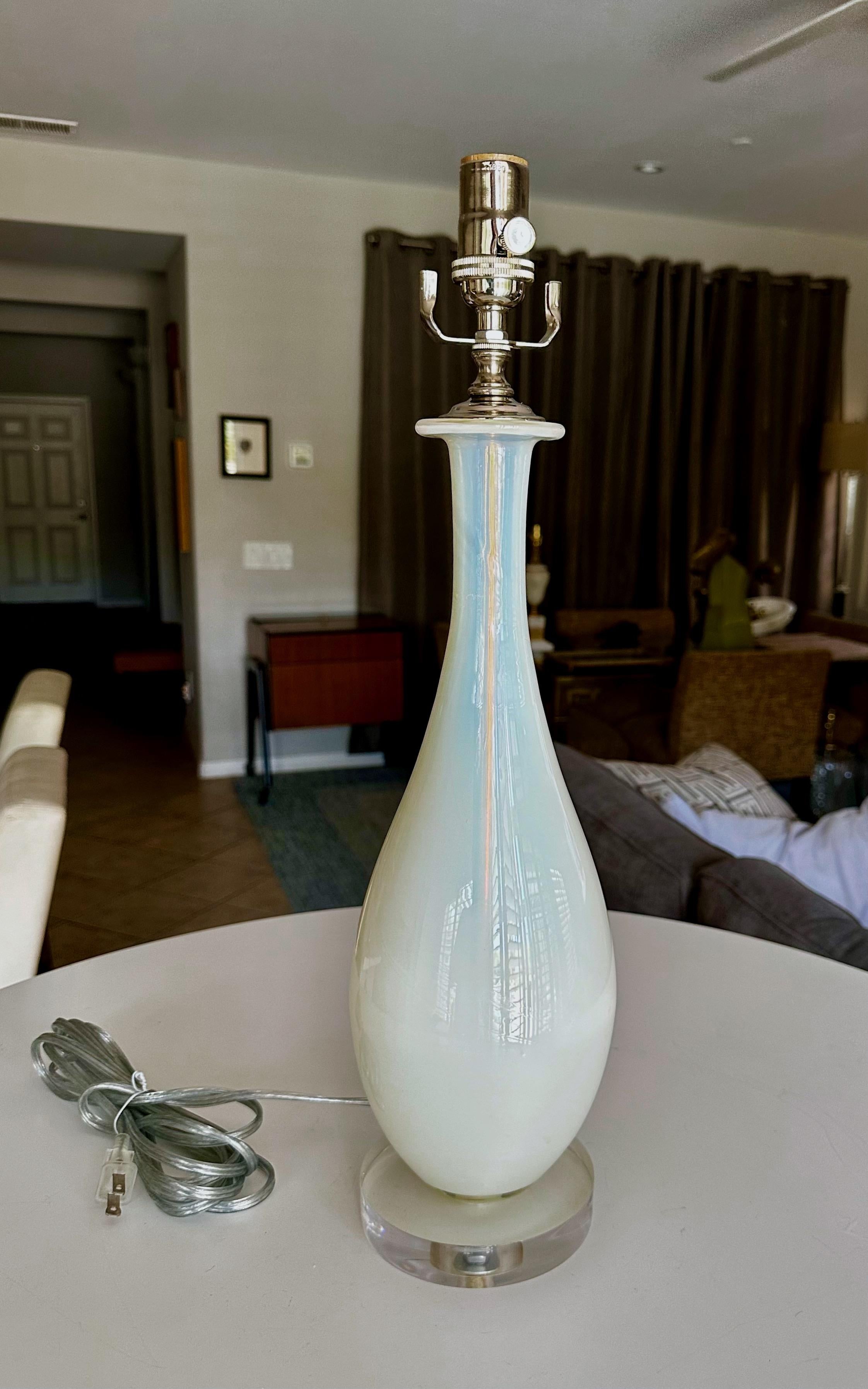 Lampe de table bleue opalescente Bon état - En vente à Palm Springs, CA
