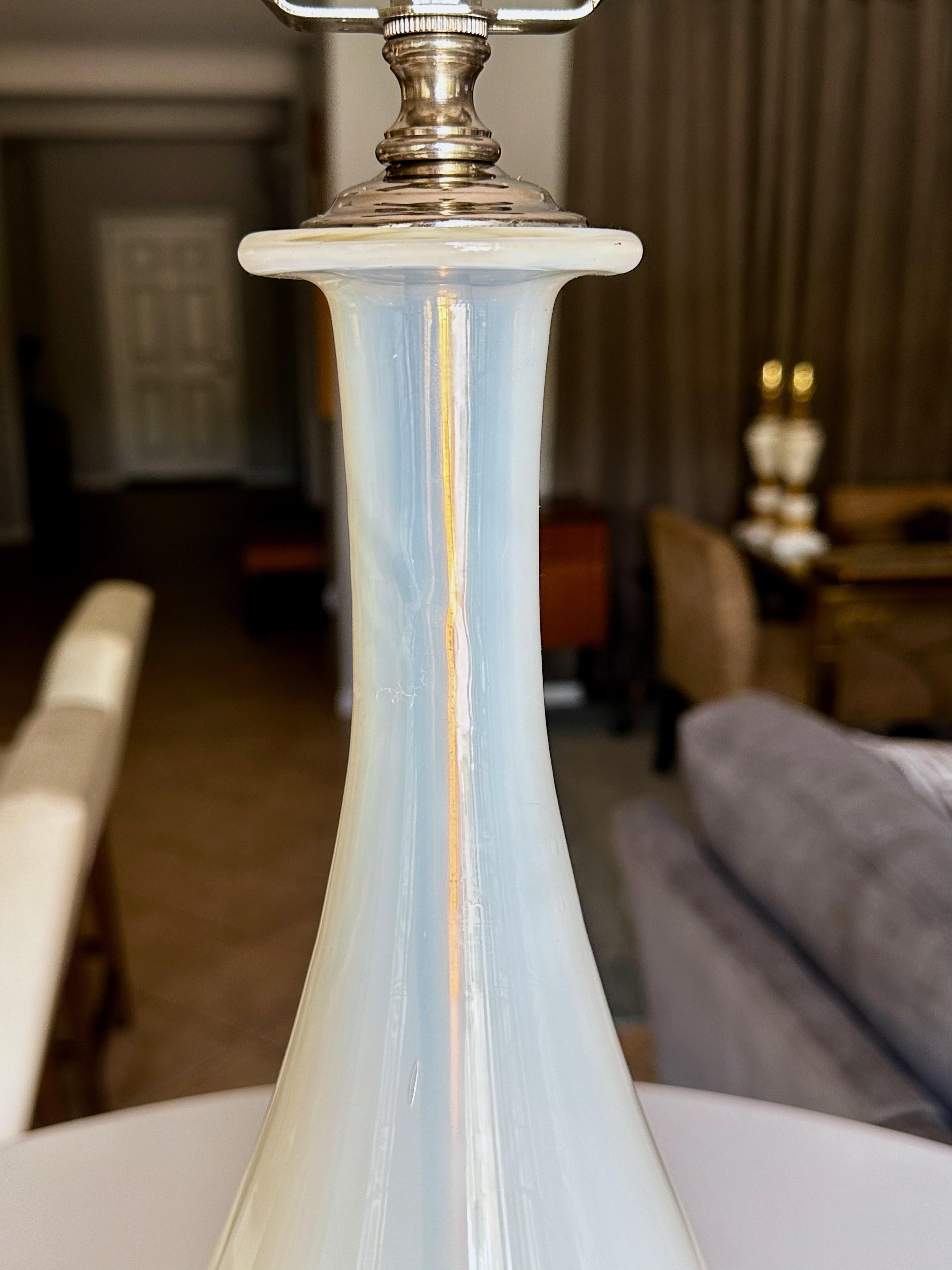 XXIe siècle et contemporain Lampe de table bleue opalescente en vente