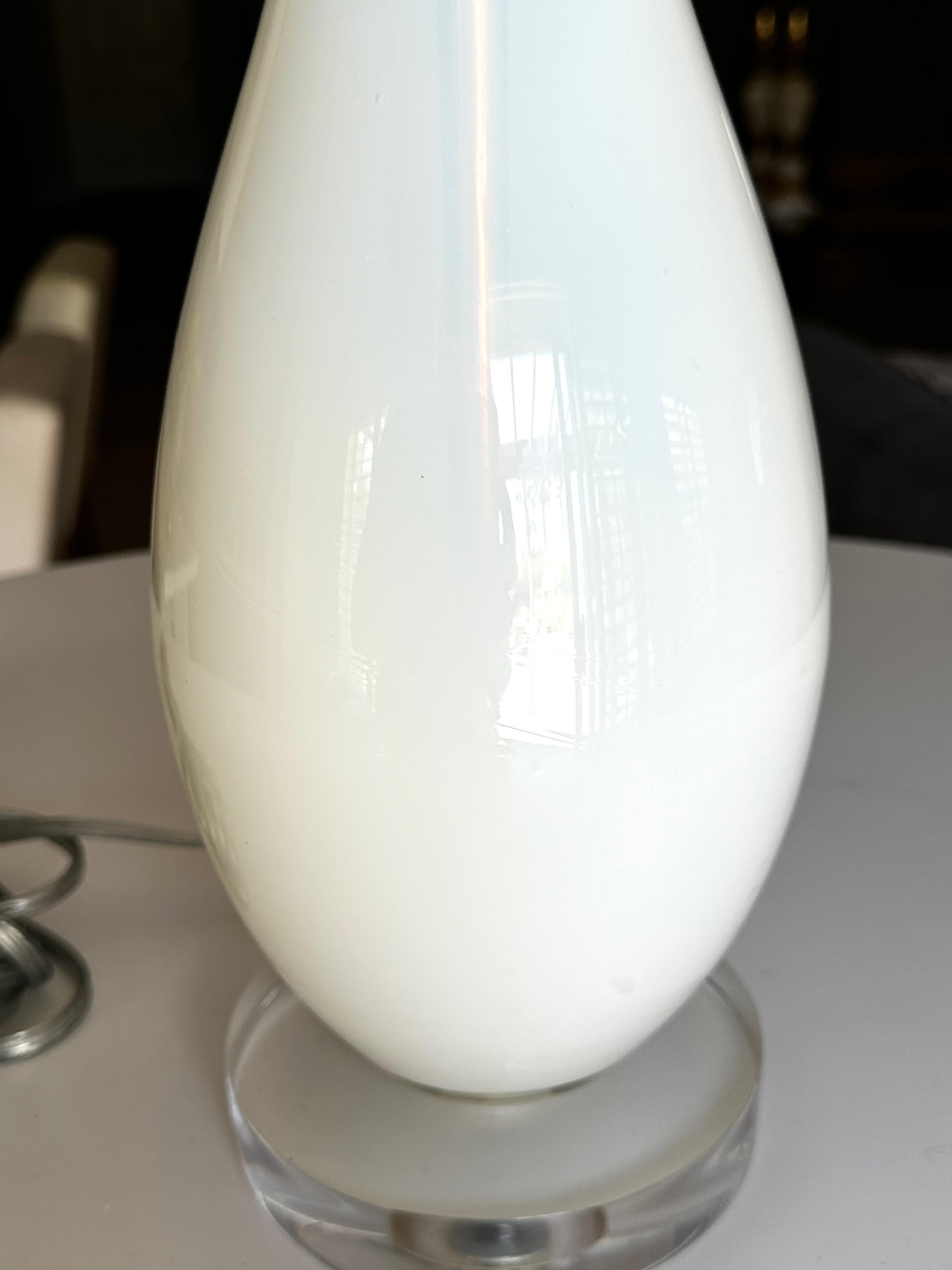 Lampe de table bleue opalescente en vente 1