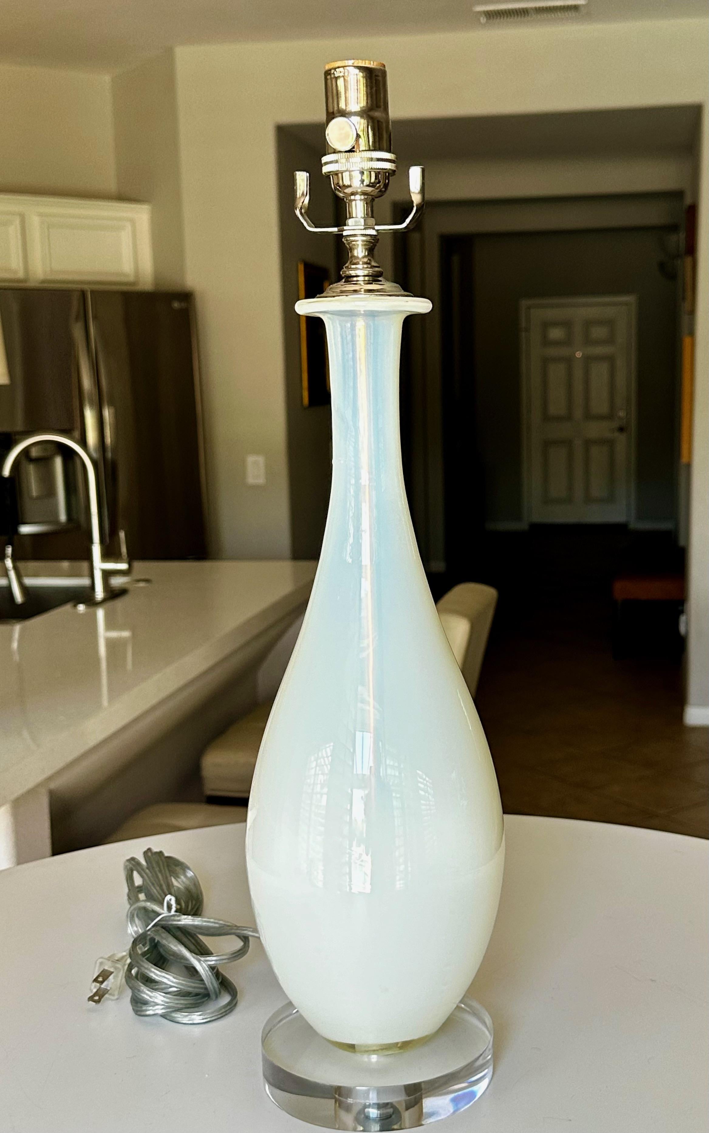 Lampe de table bleue opalescente en vente 2