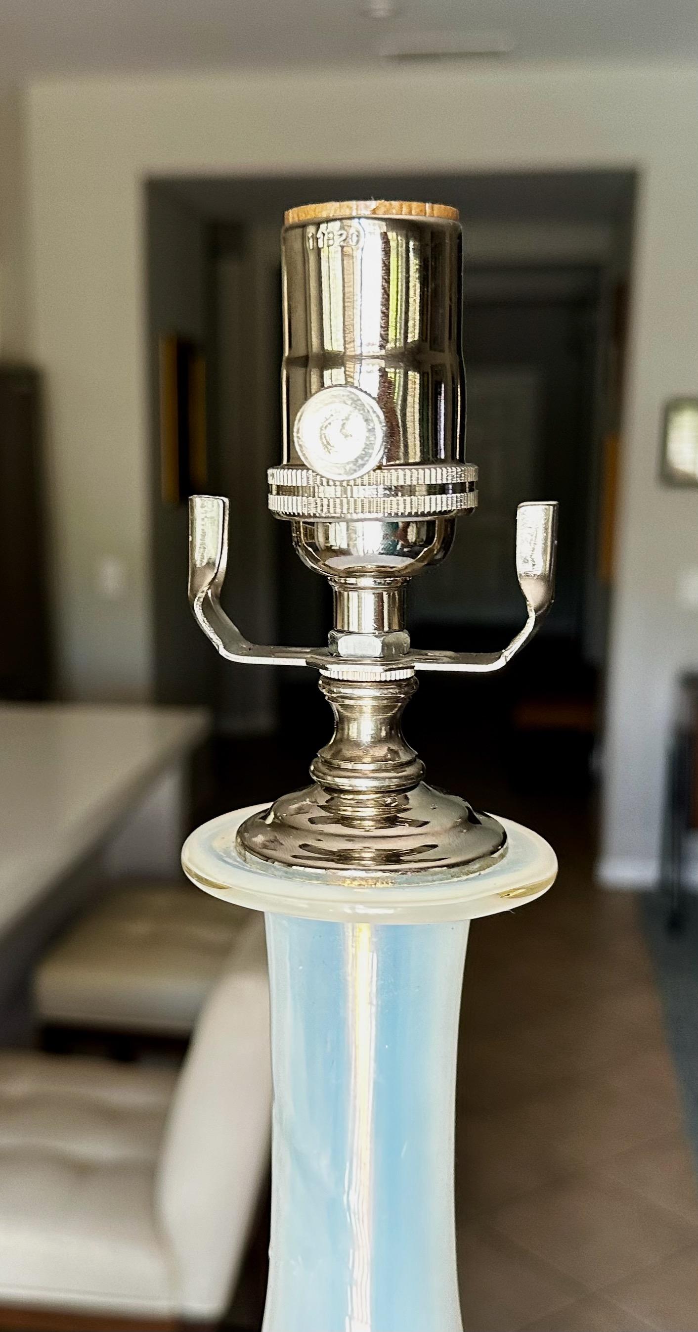 Lampe de table bleue opalescente en vente 3