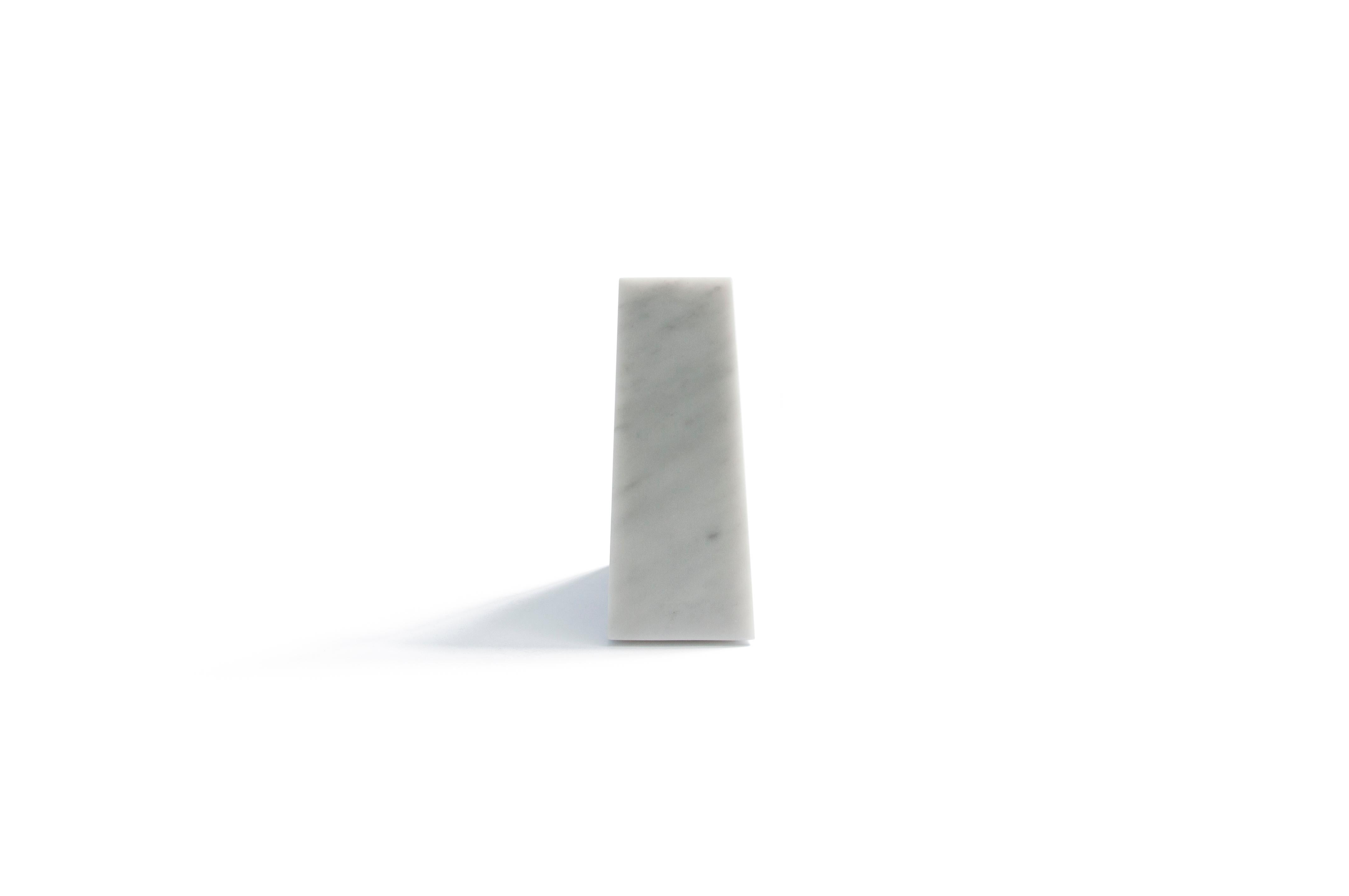 Handgefertigte große Buchstütze mit dreieckiger Form aus satiniertem weißem Carrara-Marmor (Italienisch) im Angebot