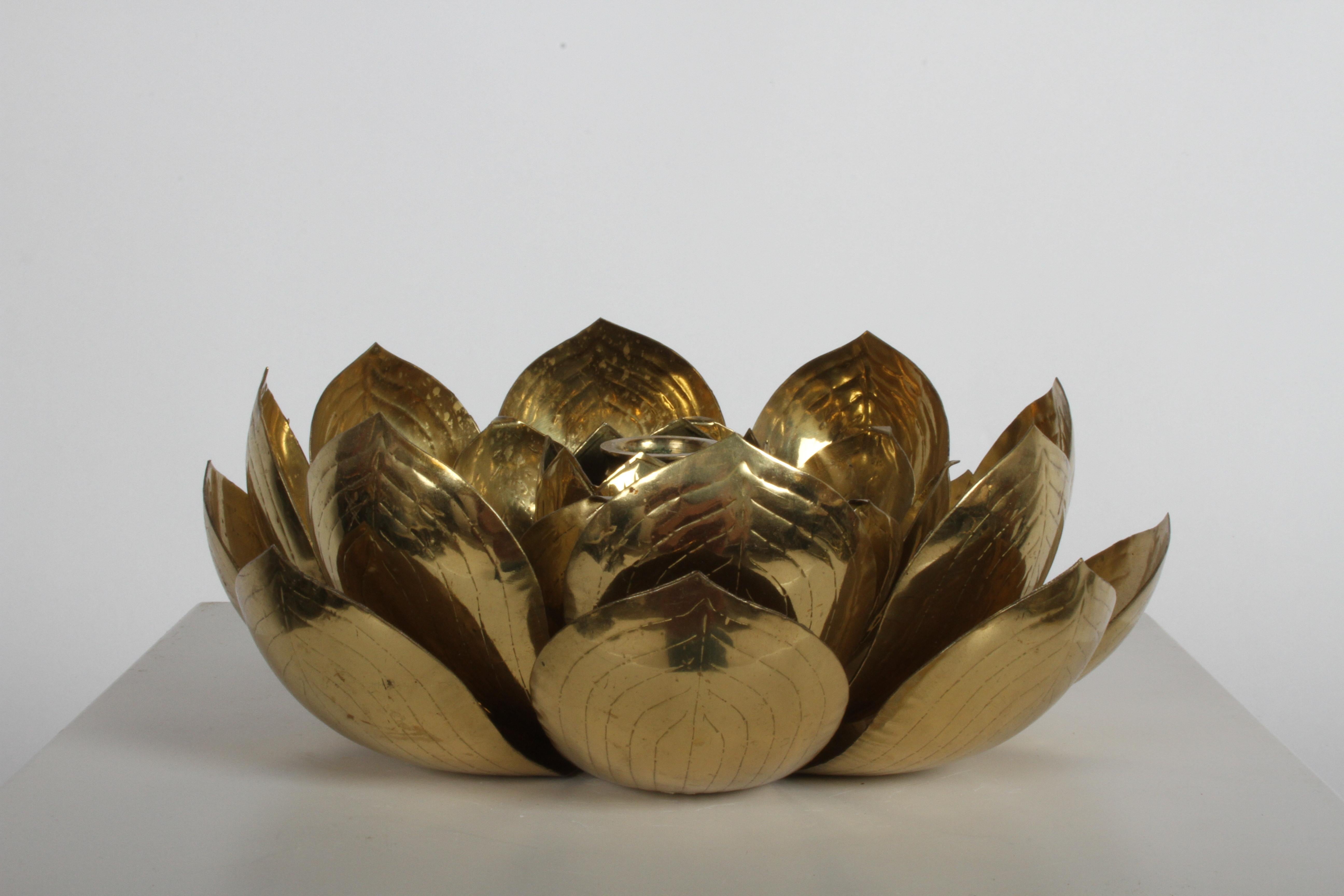 Bougeoir simple en laiton à fleur de lotus, attribué à Feldman light company. Patine d'origine en laiton, avec les coordonnées de l'ancien propriétaire gravées sur le fond et datées de 1960. 

   