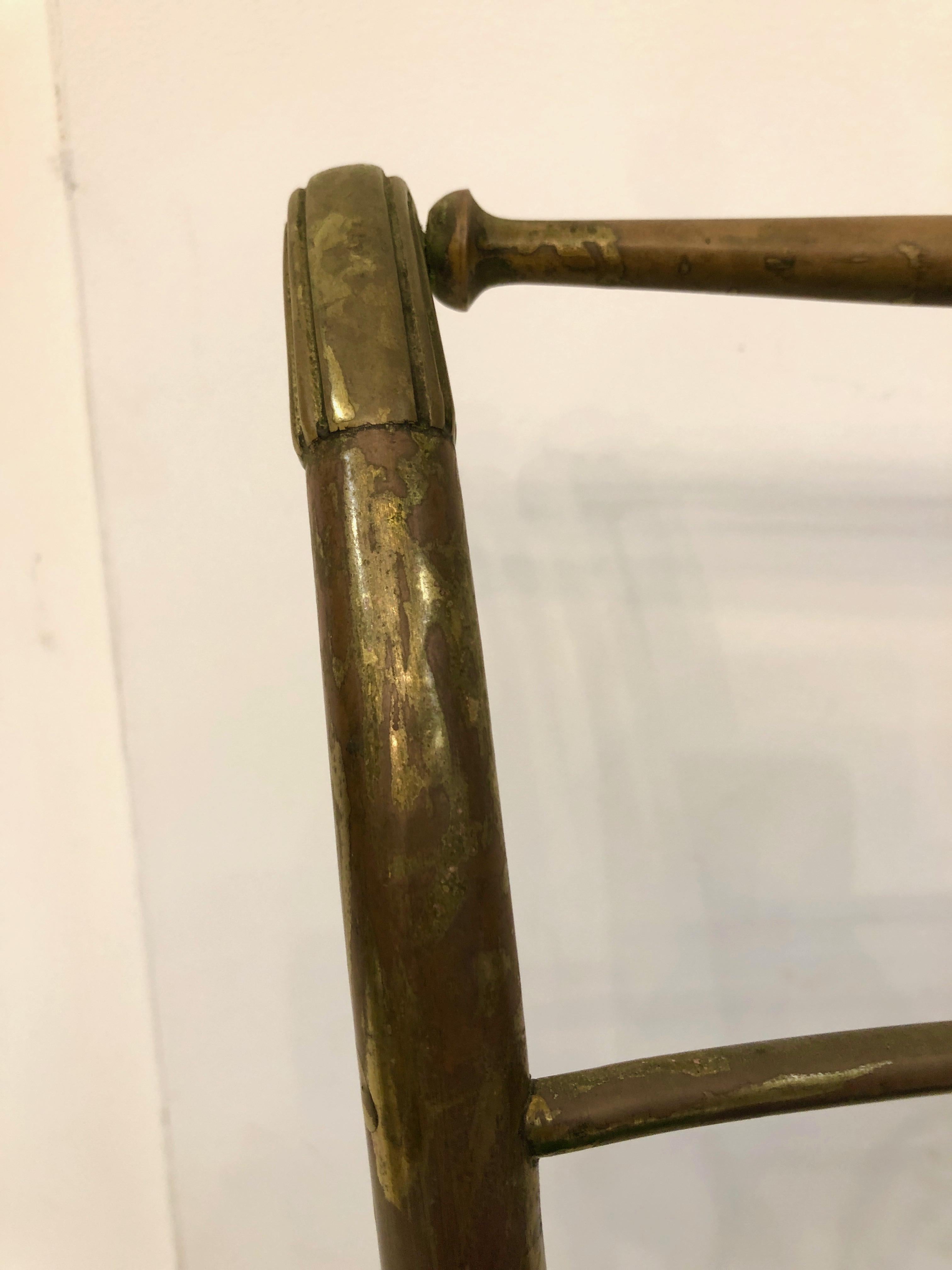 Einzelner Messing-Beistellstuhl (Mitte des 20. Jahrhunderts) im Angebot