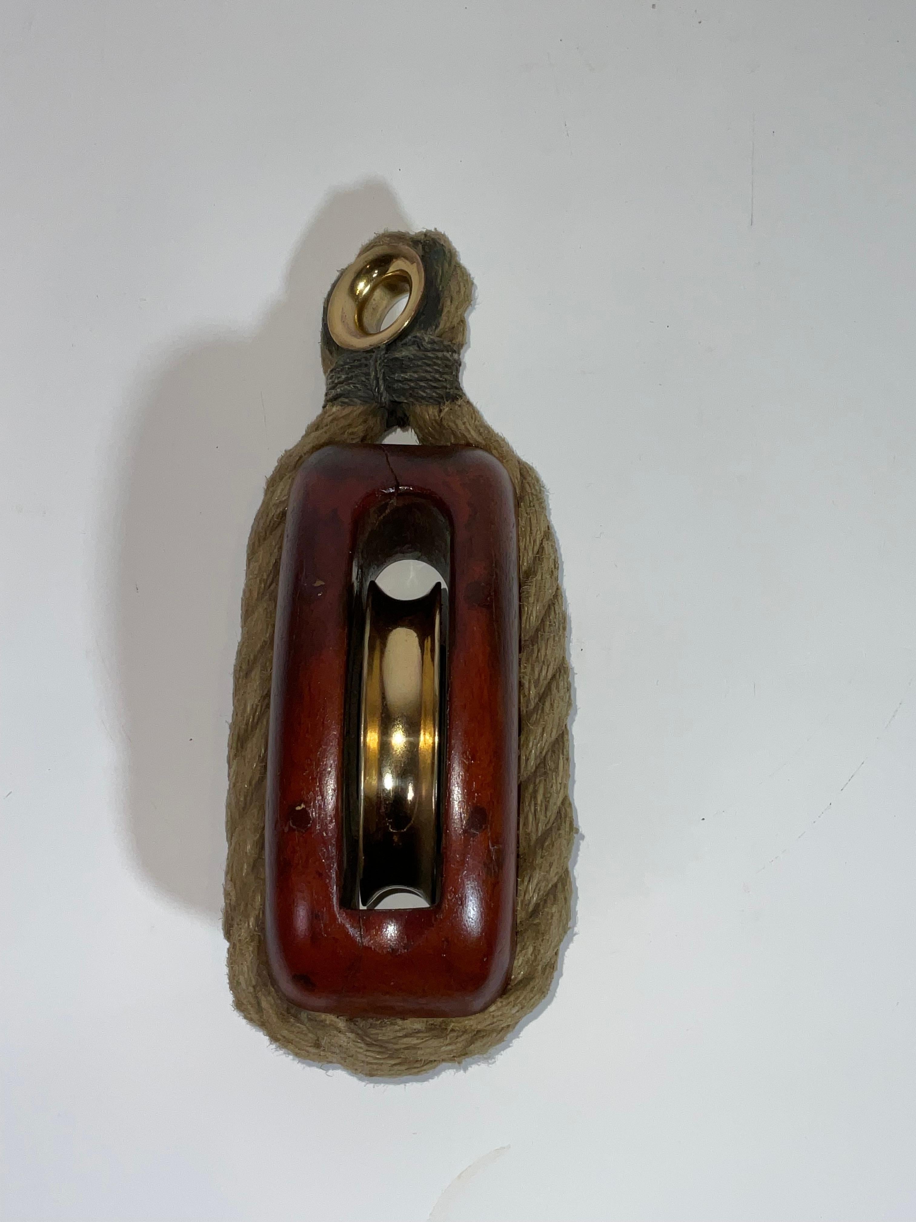 Poulie à réa simple en laiton pour yacht avec cordage Bon état - En vente à Norwell, MA