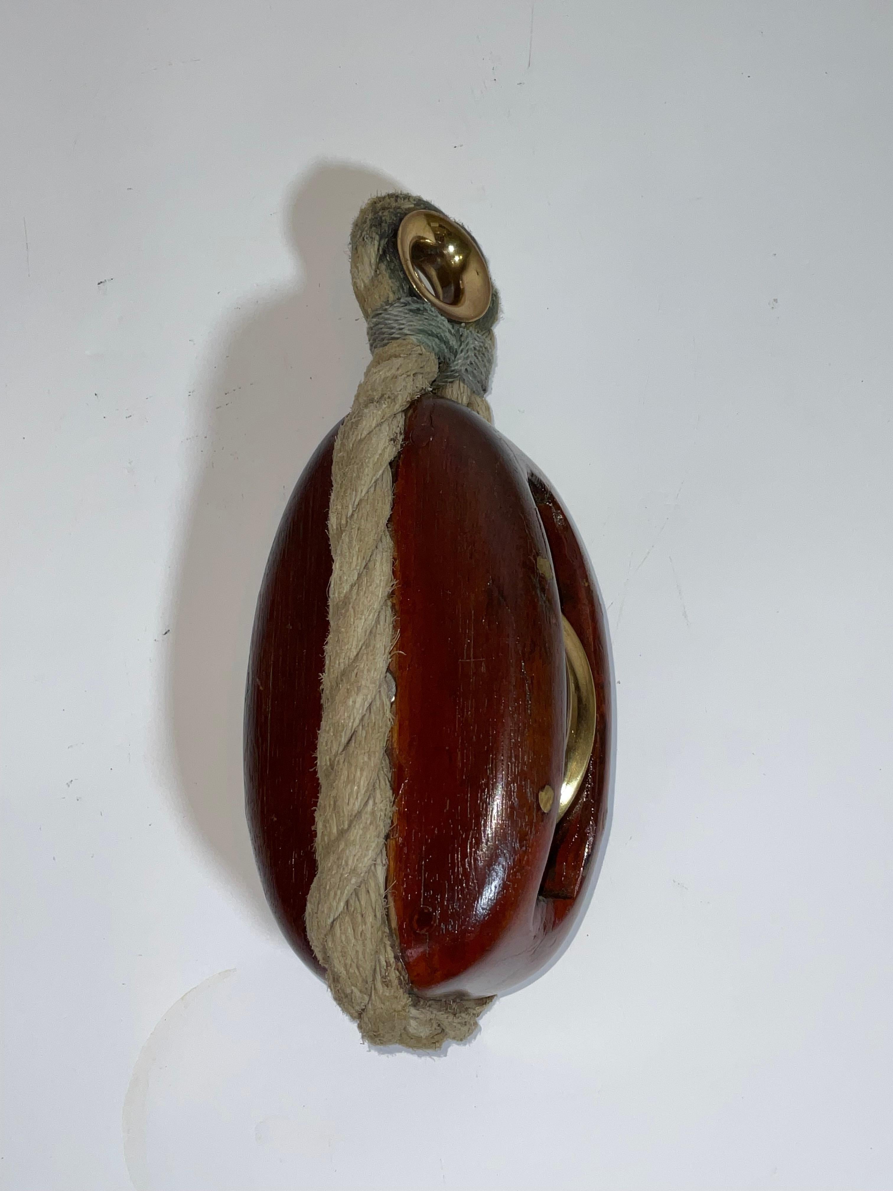 Poulie à réa simple en laiton pour yacht avec cordage Bon état - En vente à Norwell, MA