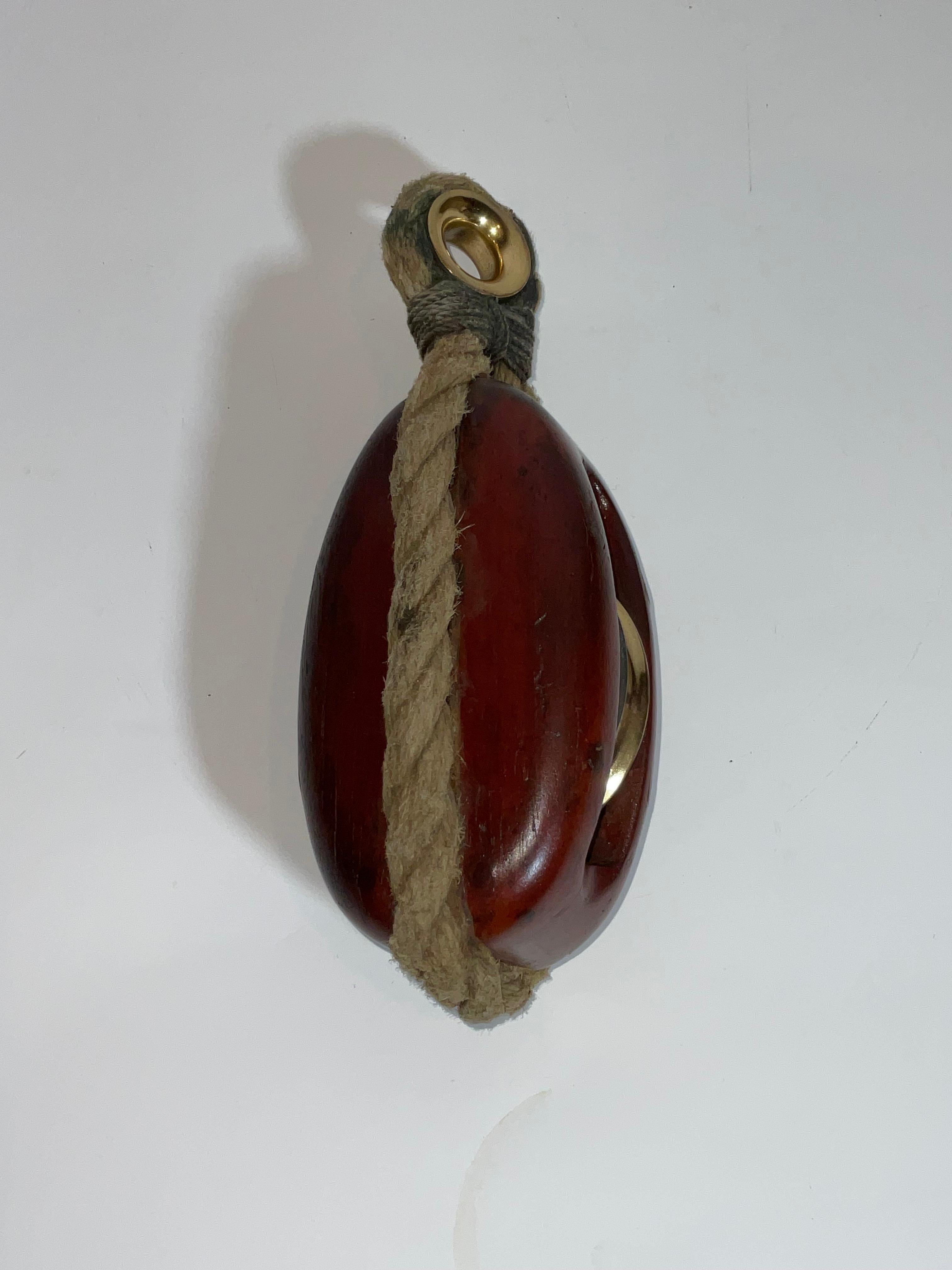Début du 20ème siècle Poulie à réa simple en laiton pour yacht avec cordage en vente