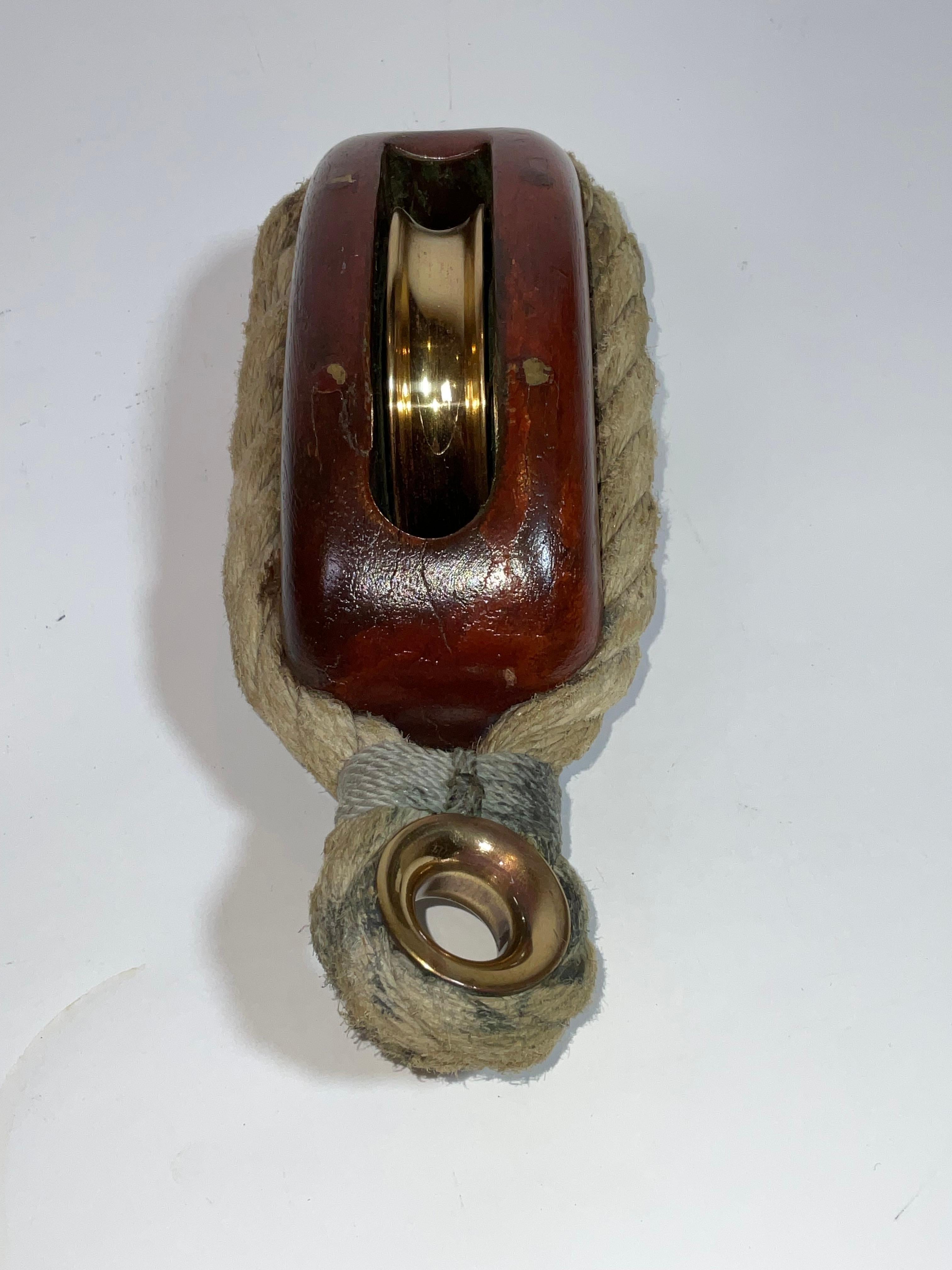 Début du 20ème siècle Poulie à réa simple en laiton pour yacht avec cordage en vente