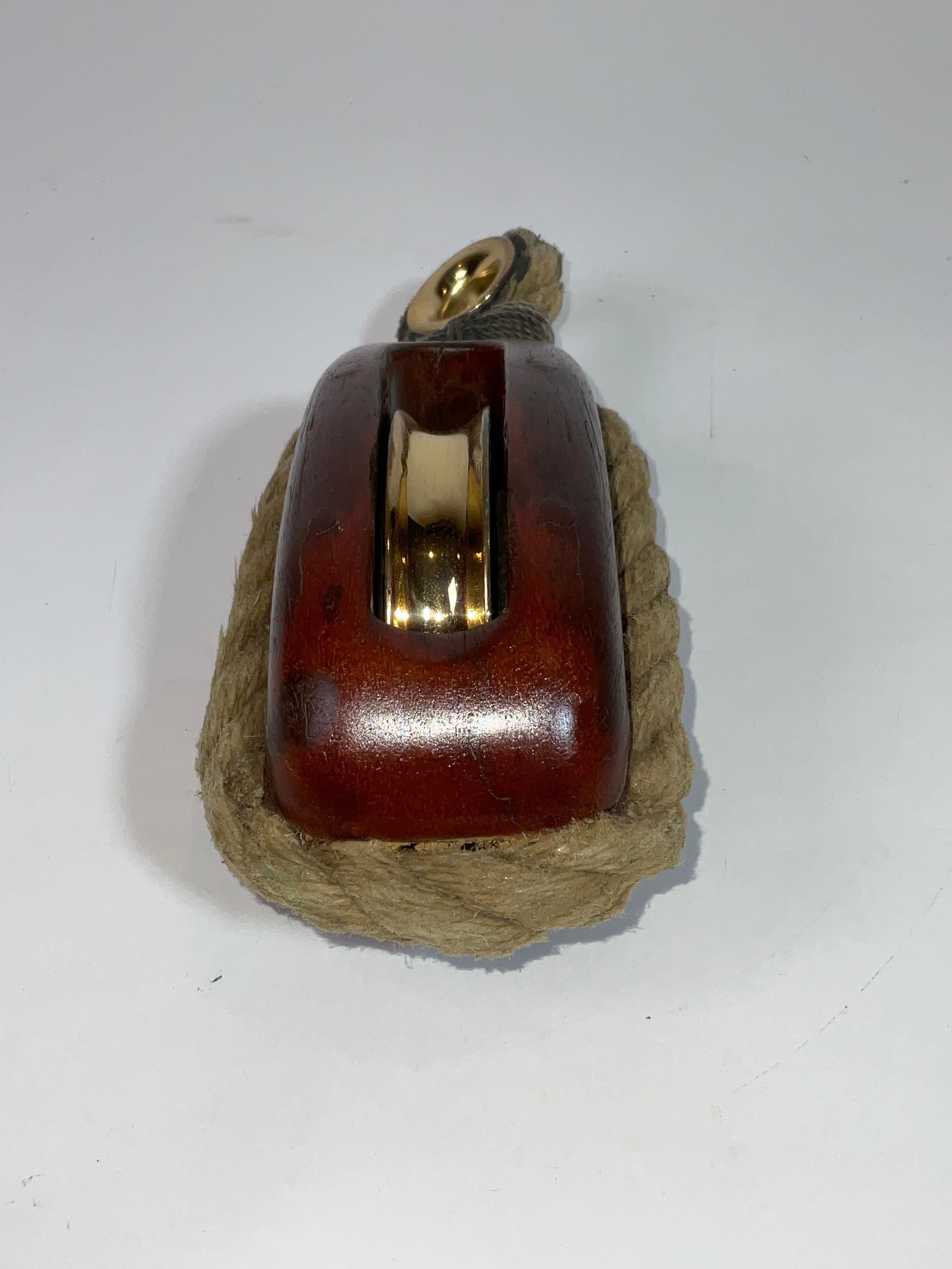 Poulie à réa simple en laiton pour yacht avec cordage en vente 1