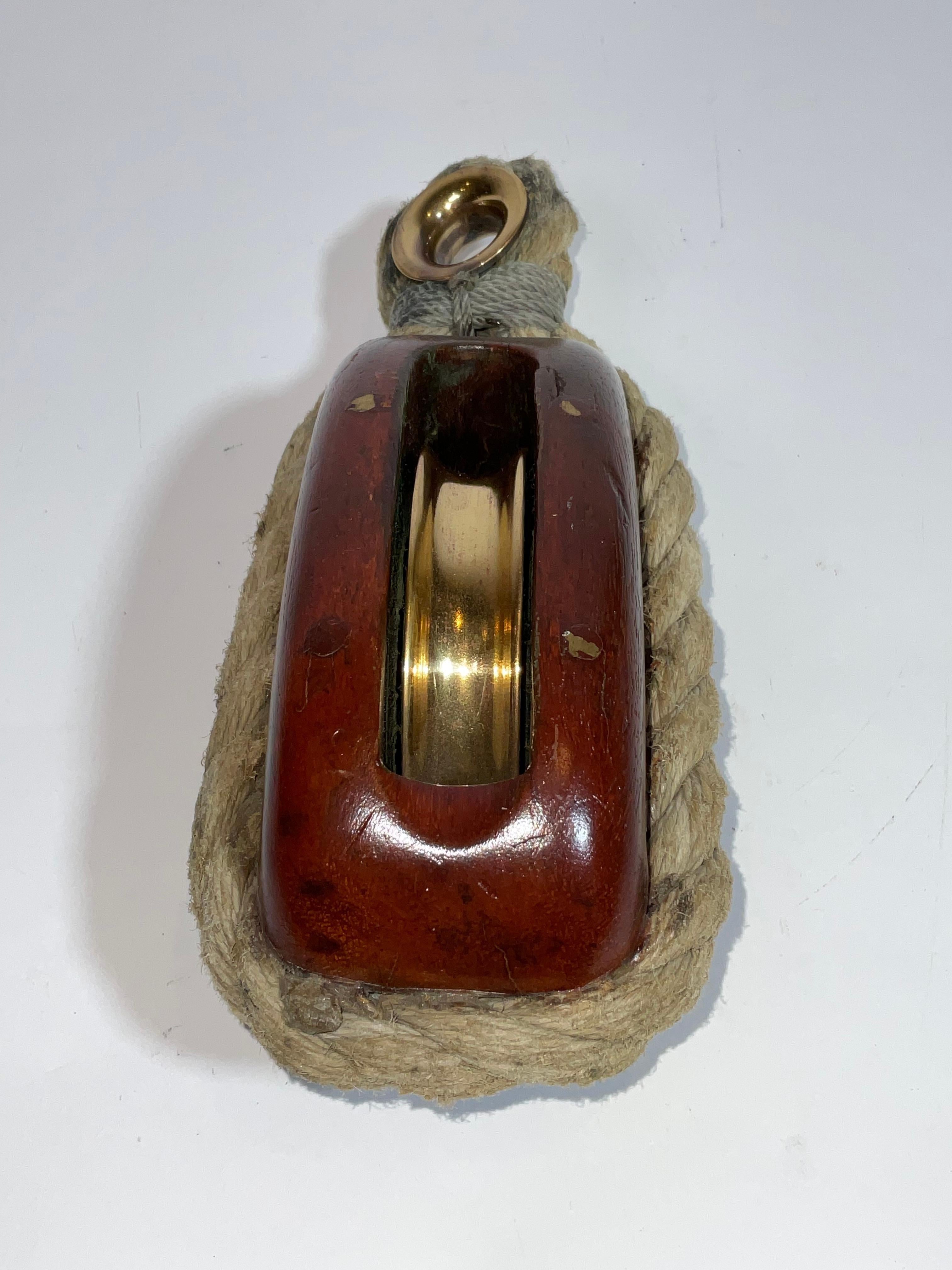 Poulie à réa simple en laiton pour yacht avec cordage en vente 1