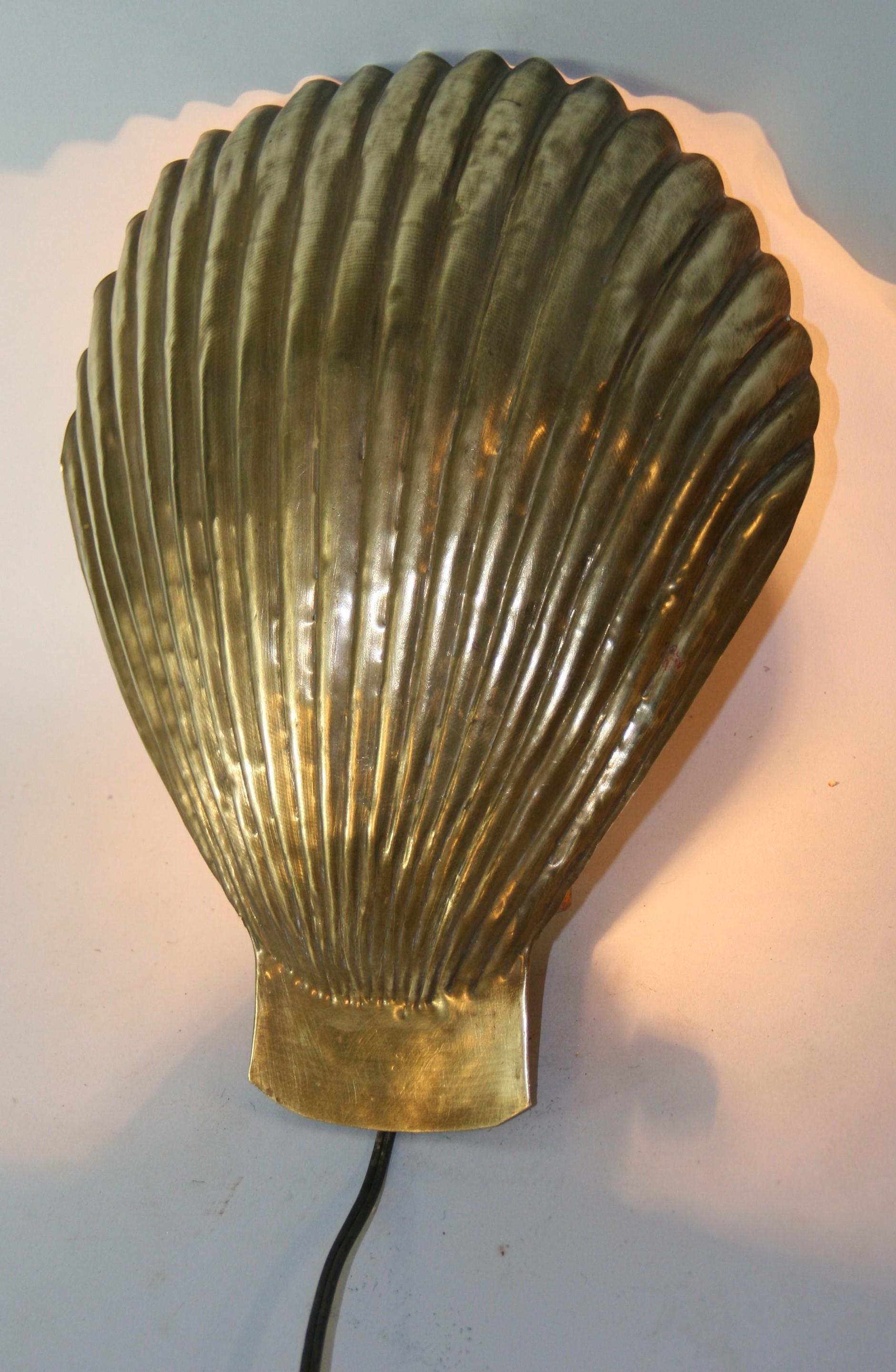 Single Brass Shell Wall Sconce In Good Condition For Sale In Douglas Manor, NY