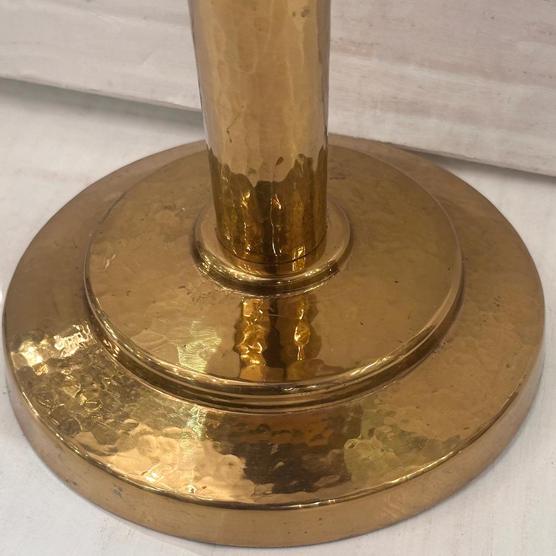 Single Brass Table Lamp Martillado en venta