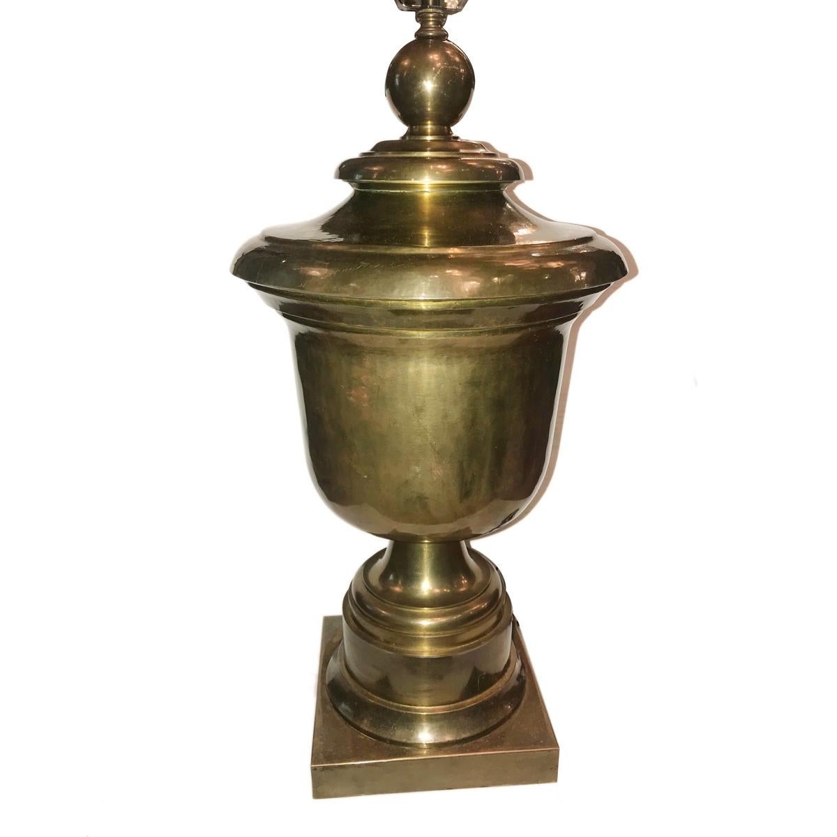 Une grande lampe de table en laiton français des années 1940 avec patine d'origine. 

Mesures :
Hauteur du corps : 23
Hauteur du reste de l'abat-jour : 33