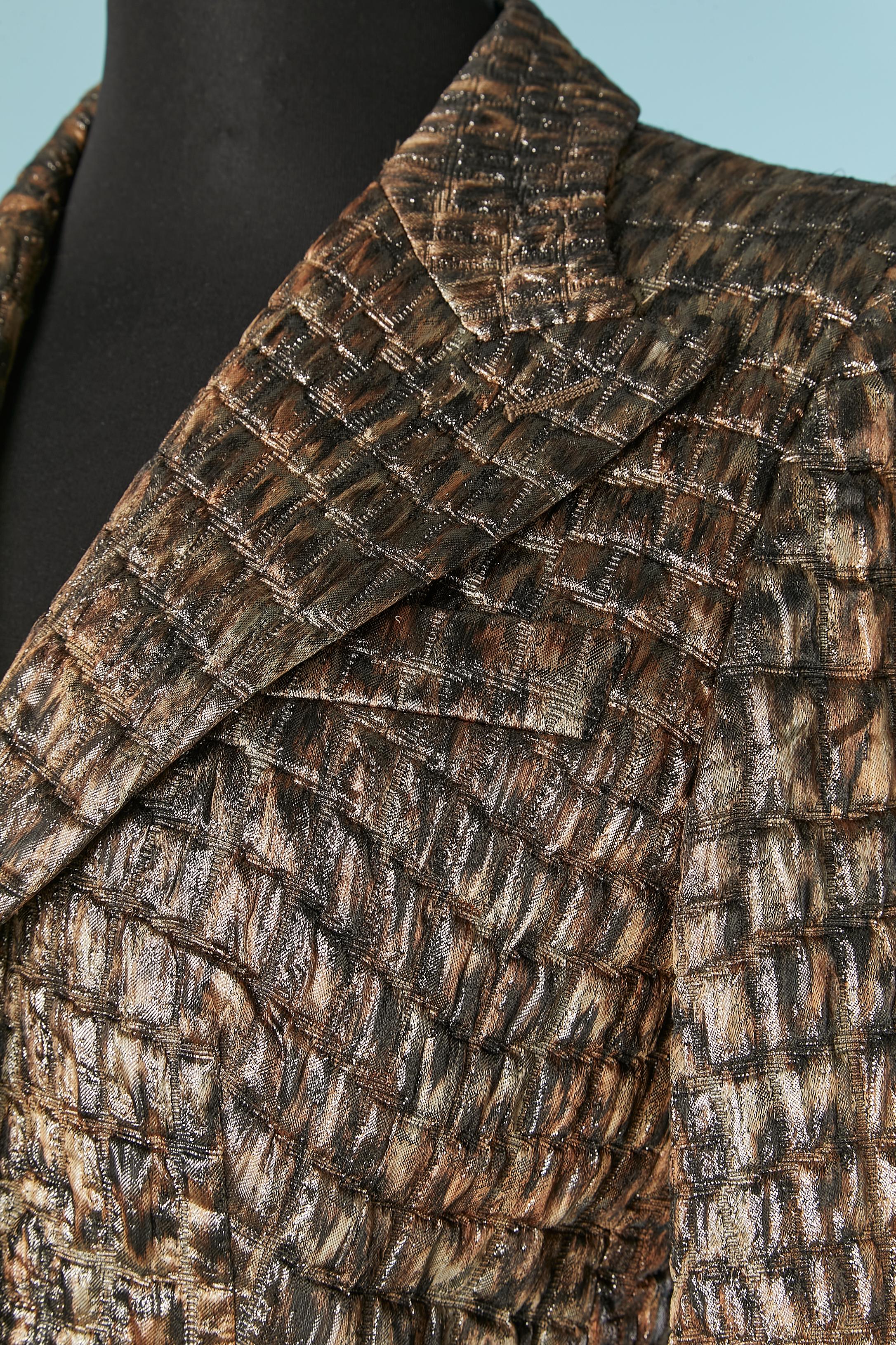 Un solo pecho  chaqueta brocard con estampado de cocodrilo. Composición del tejido principal: 55% poliamida, 39% poliéster, 6% rayón. Composición del forro: 76% rayón, 24% acetato.
Botón con la marca y cierre de ojal en la parte delantera central y