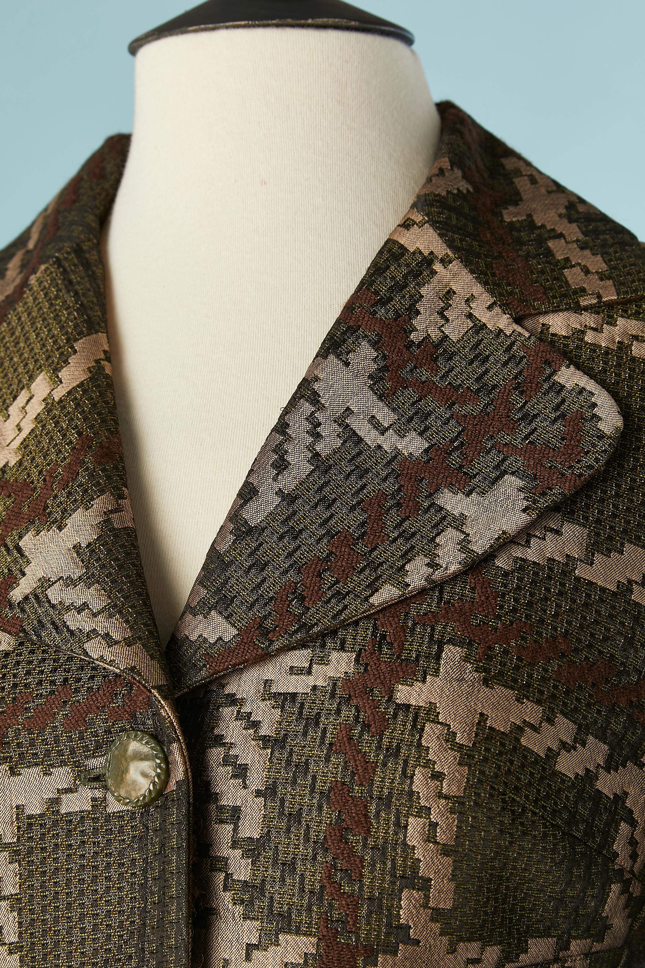 Single-breasted brown and kaki jacquard jacket. Main fabric composition: 37% acetate, 23% polyester, 20% wool, 20% acrylic. Lining ( printed) : 54% acetate, 46% rayon. 
SIZE 38 (FR) 8 (US) M 