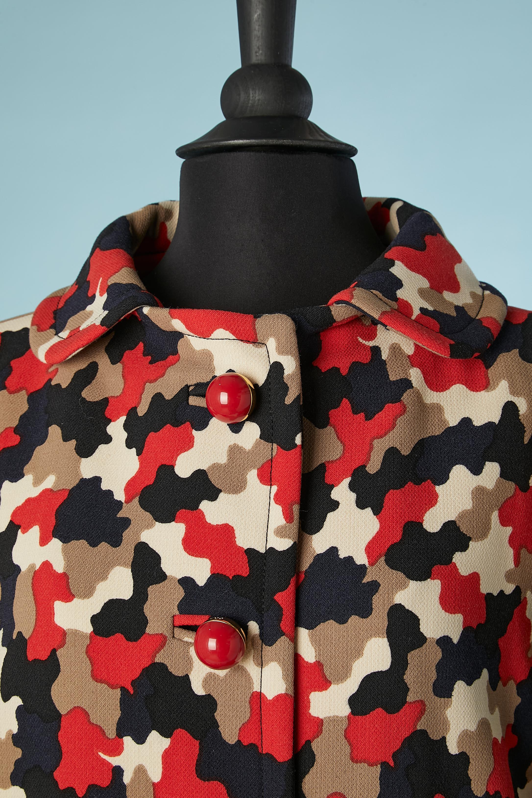 Single breasted camouflage printed wool coat. 100% wool and lining: 100% rayon. 3 branded buttons in the middle front and 2 snaps covered with fabric in the bottom. 