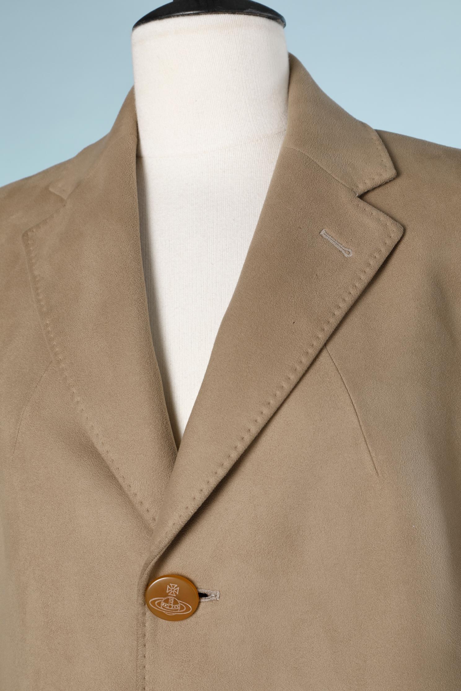 Single breasted coat  in suedine with branded buttons. Main fabric composition: 95% polyester, 5% polyurethane. 
Branded buttons, shoulder-pads , cut-work on the back of the shoulders, top-stitched edges. 2 outside pockets and 2 inside pockets.