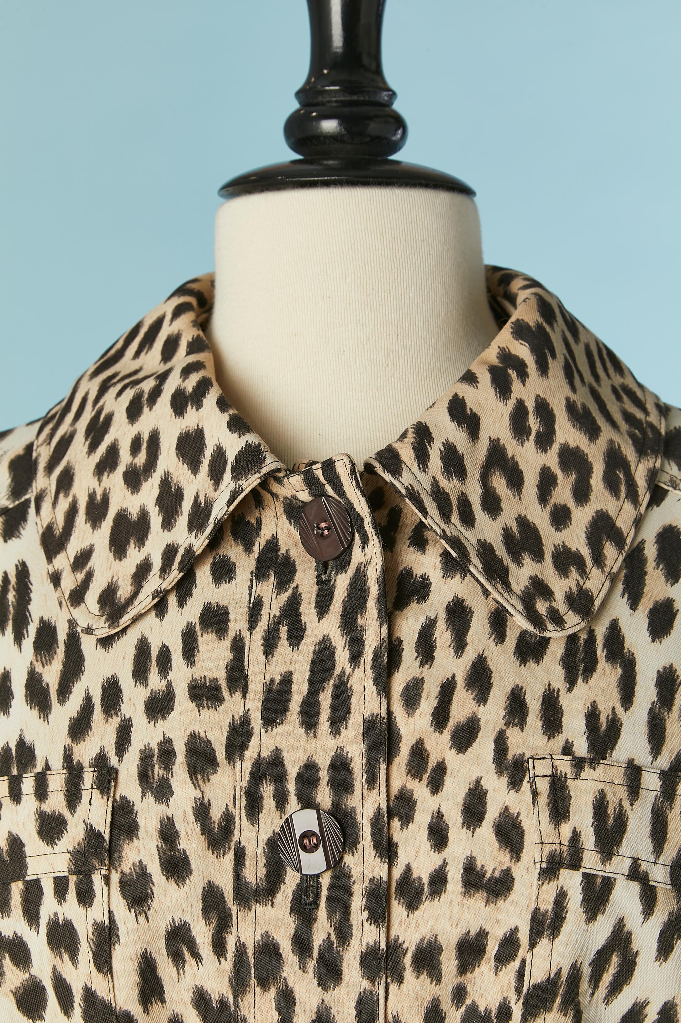 Cappotto monopetto con stampa leopardata e cintura . Composizione del tessuto principale: 74% poliestere, 26% rayon. Fodera: 100% poliammide. Tasca su entrambi i lati. 
Chiusura con bottoni e asole al centro del davanti e sui polsini. Cintura e