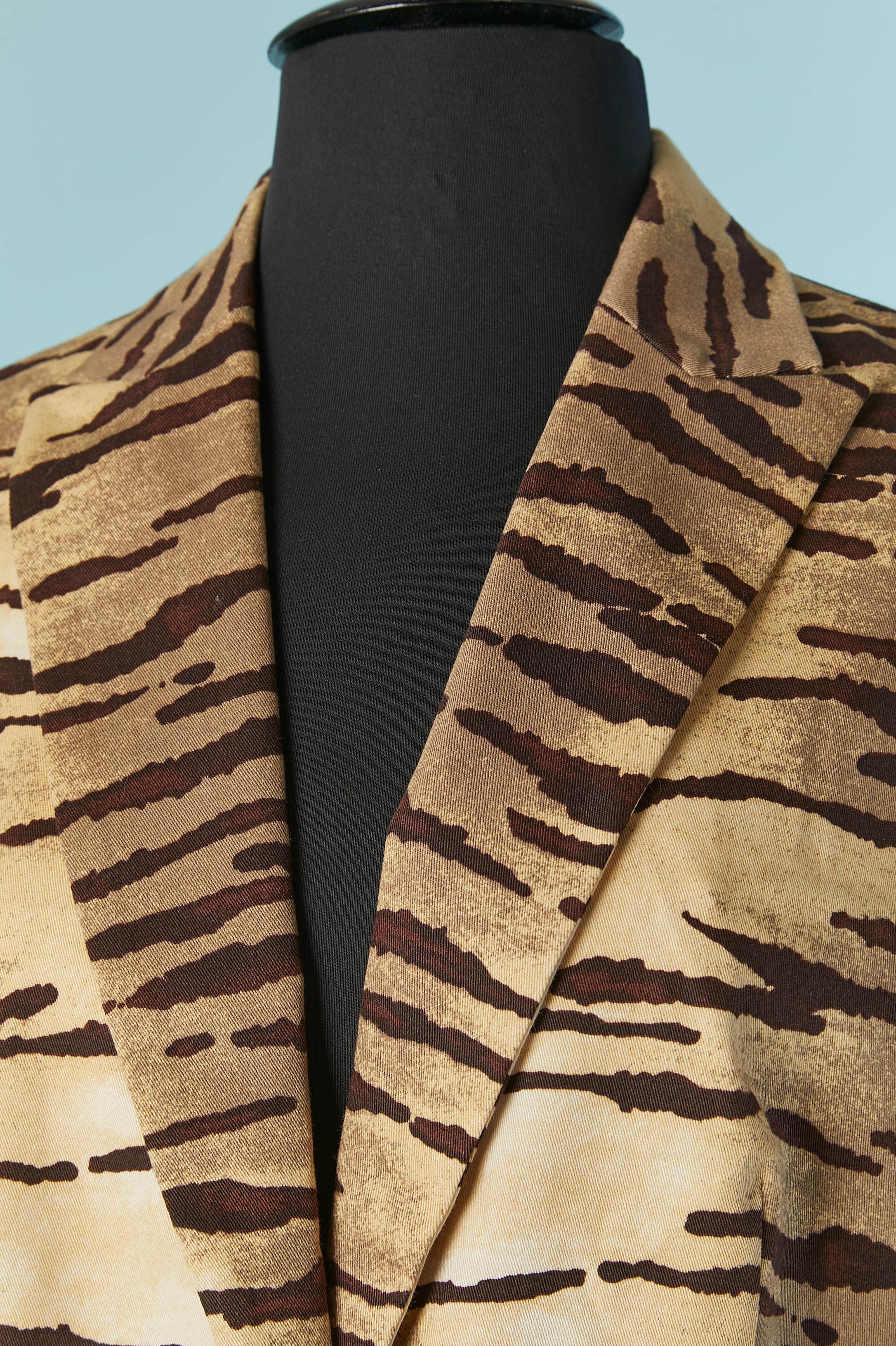  Single breasted cotton jacket with tiger print. Main fabric composition: 97% cotton, 3% elastane. Lining composition: 52% polyester, 48% rayon. Branded button closure on the middle front + 1 extra button provided. Thin shoulder pad and cut-work