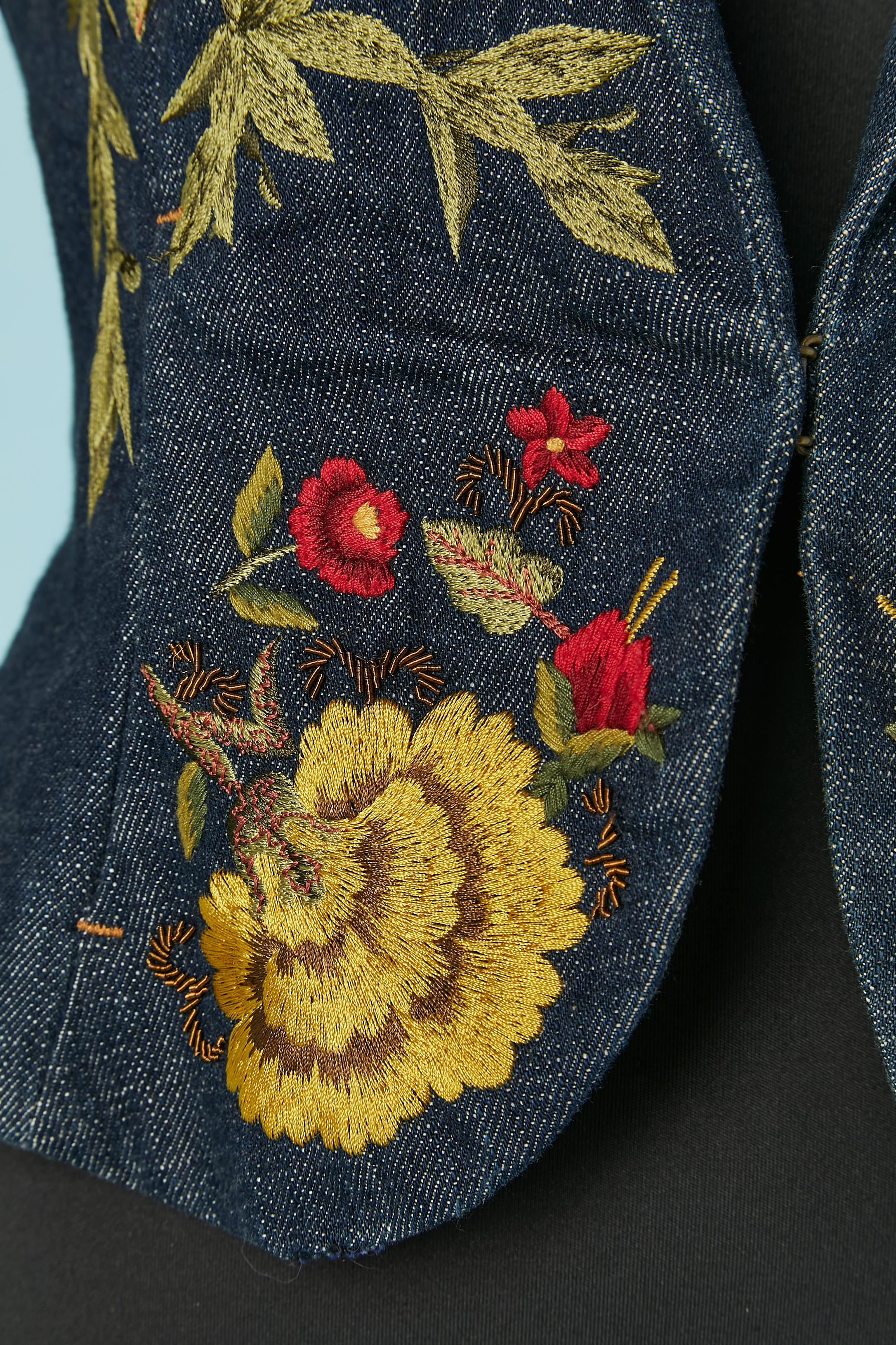 Einreihige Jeansjacke mit Blumenstickereien. Denim-Futter nur im oberen Teil der Jacke und dünnes Baumwollfutter auf der Seite der Ärmel. 
Ein Haken- und Ösenverschluss in der vorderen Mitte. Tasche auf beiden Seiten. 
SIZE 38 (Fr) M 