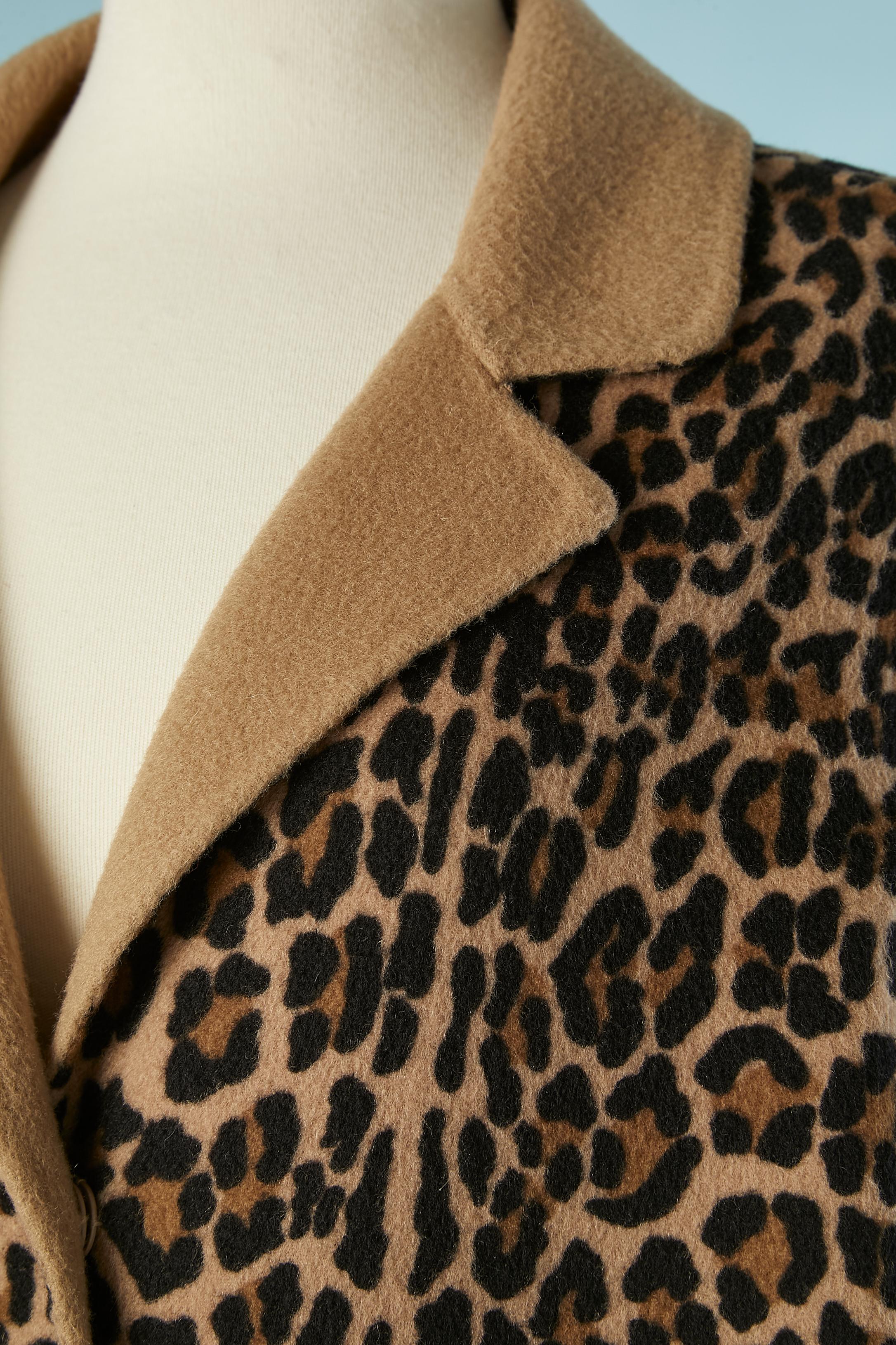 Single breasted double-face wool coat with leopard pattern. Pockets on both side. Snap in the middle front. 
Fabric composition: 80% wool, 20% nylon
Lining ( on the shoulder and pockets): Polyester
HANDMADE
SIZE M 