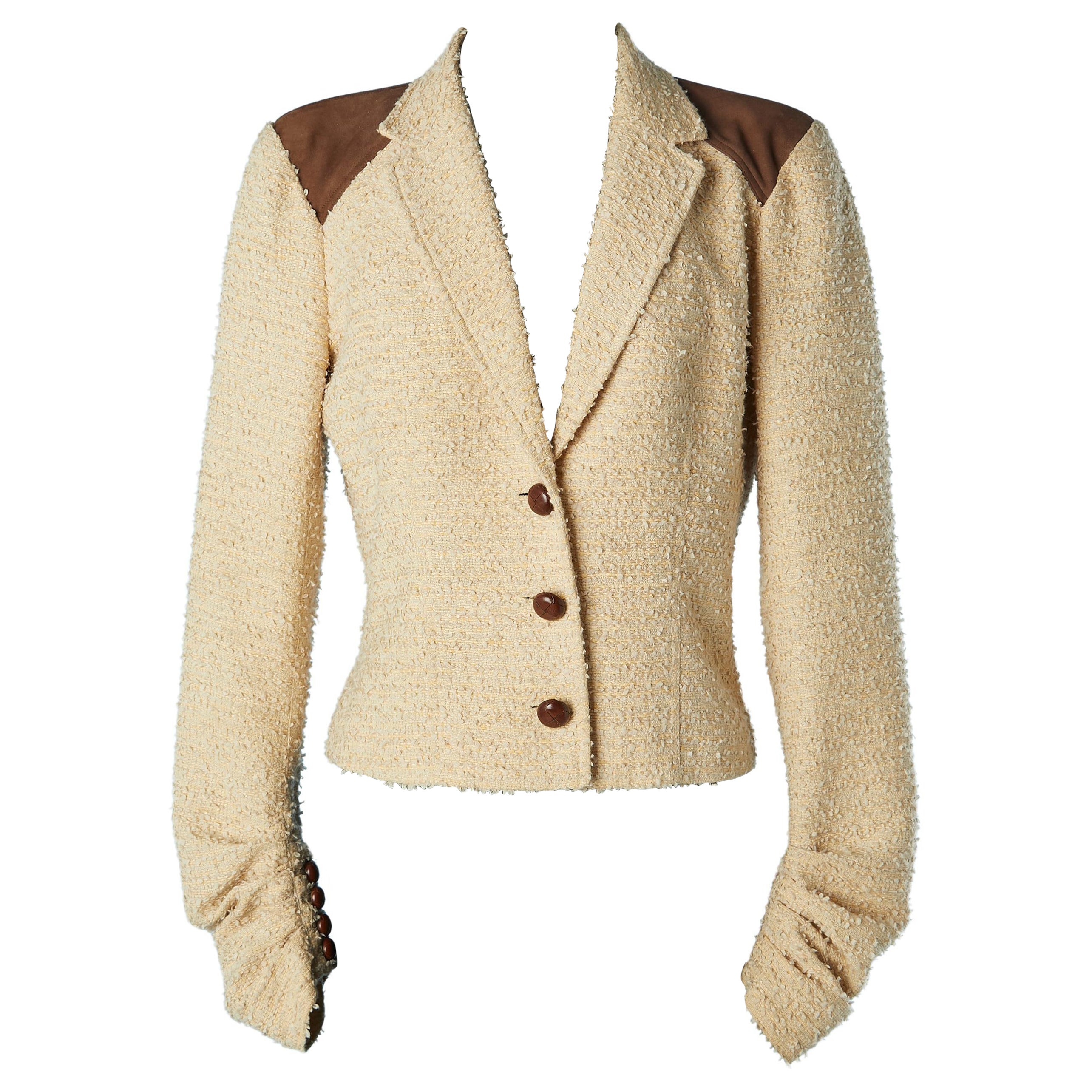 Chaqueta con botonadura sencilla en bouclette beige y aplicaciones de ante John Galliano