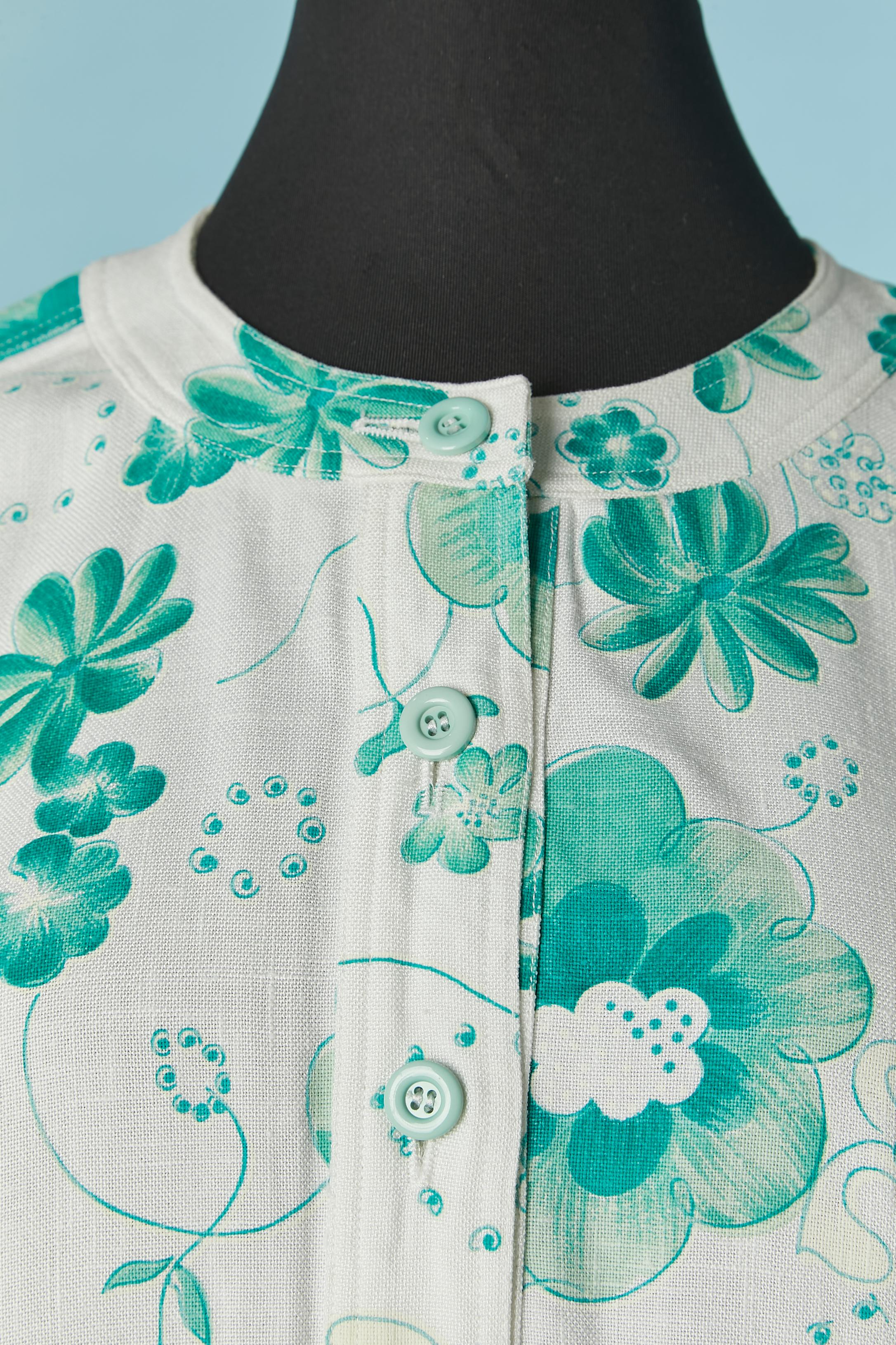 Single breasted jacket with flower print. 
Fabric composition: Fibranne -Spun
Button and buttonhole closure on the middle front + on the pocket. Drawstring on the bottom edge. 
SIZE M 