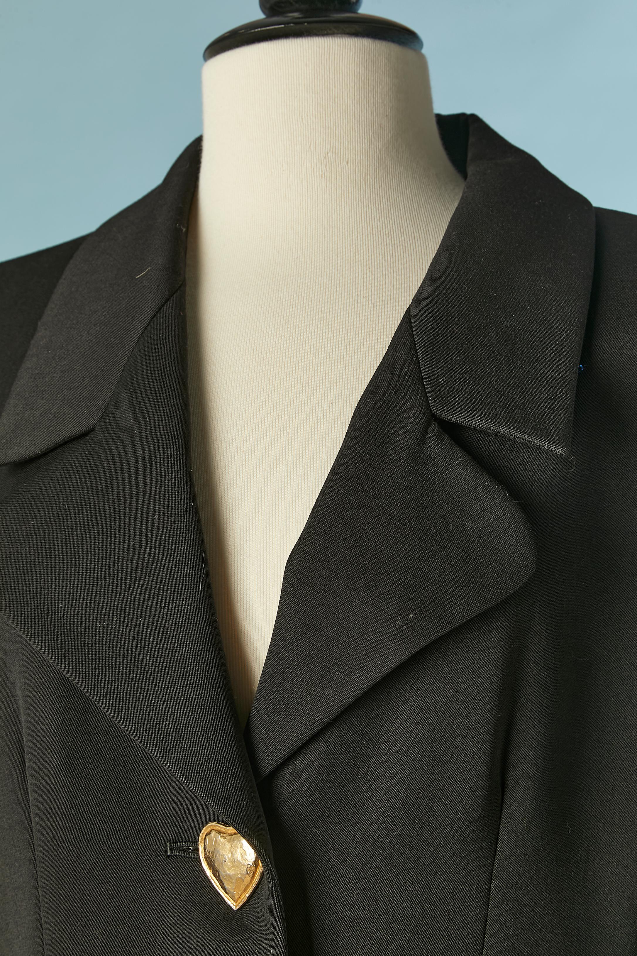 Schwarze einreihige Jacke mit goldenen Herzknöpfen. Hauptstoff: Wolle. Futter: Acetat und Viskose
SIZE 40(Fr) 8 (Us) M 