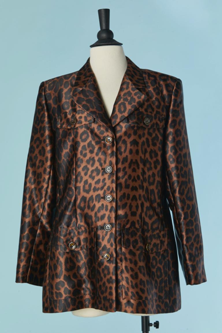 Veste à simple boutonnage avec imprimé léopard. Composition du tissu principal : 100% polyester. Composition de la doublure : 55% acétate, 45% rayonne.
Pad d'épaule. Fermeture par bouton et boutonnière sur le milieu du devant et sur la poche. Les