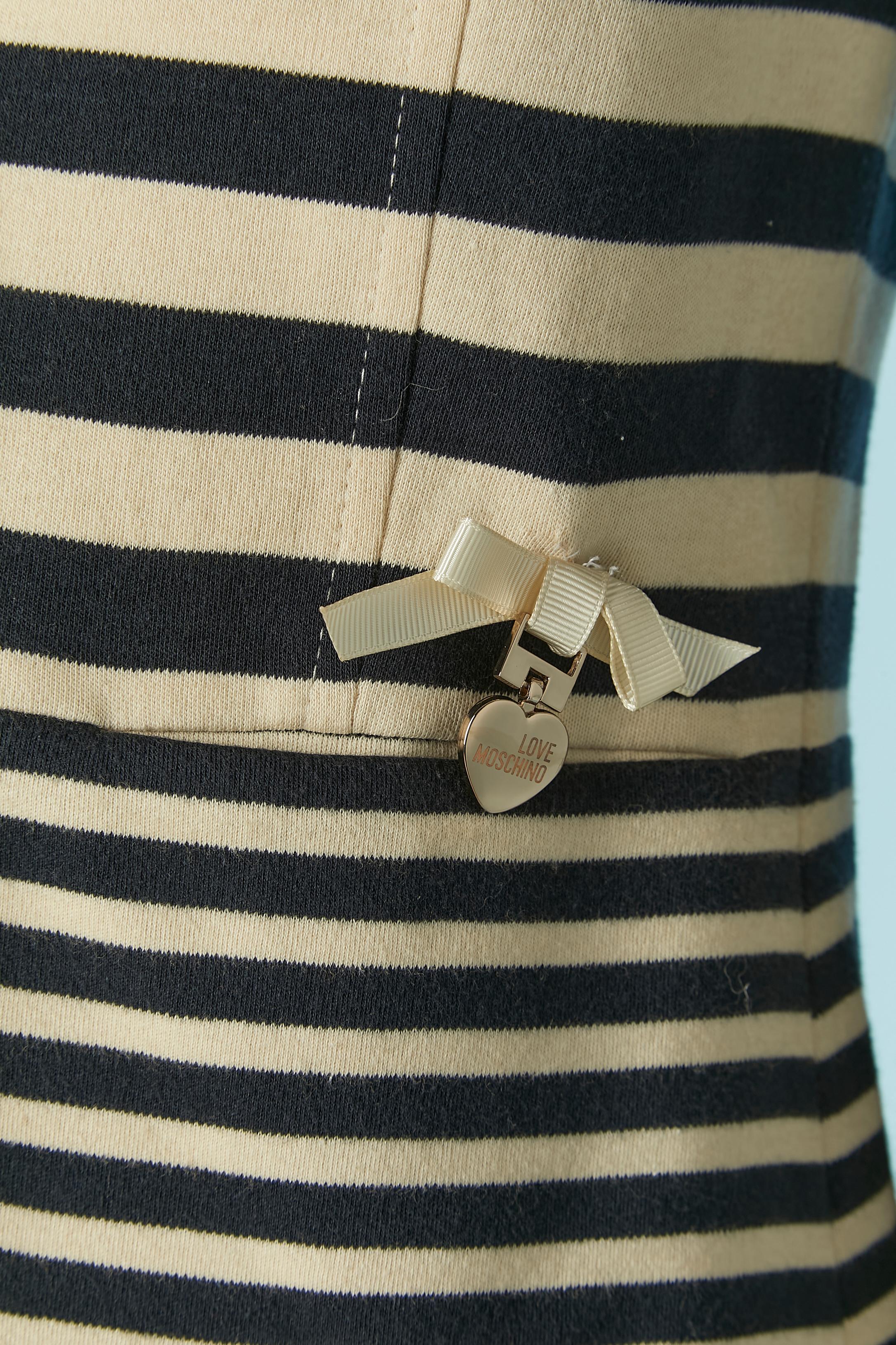 Single breasted jacket with navy and off-white striped. Main fabric composition: 100% cotton. Lining composition: 100%rayon. 
Branded button and buttonhole closure on the middle front. Pocket on both side. 
SIZE 42 (It) 38 (Fr) M 