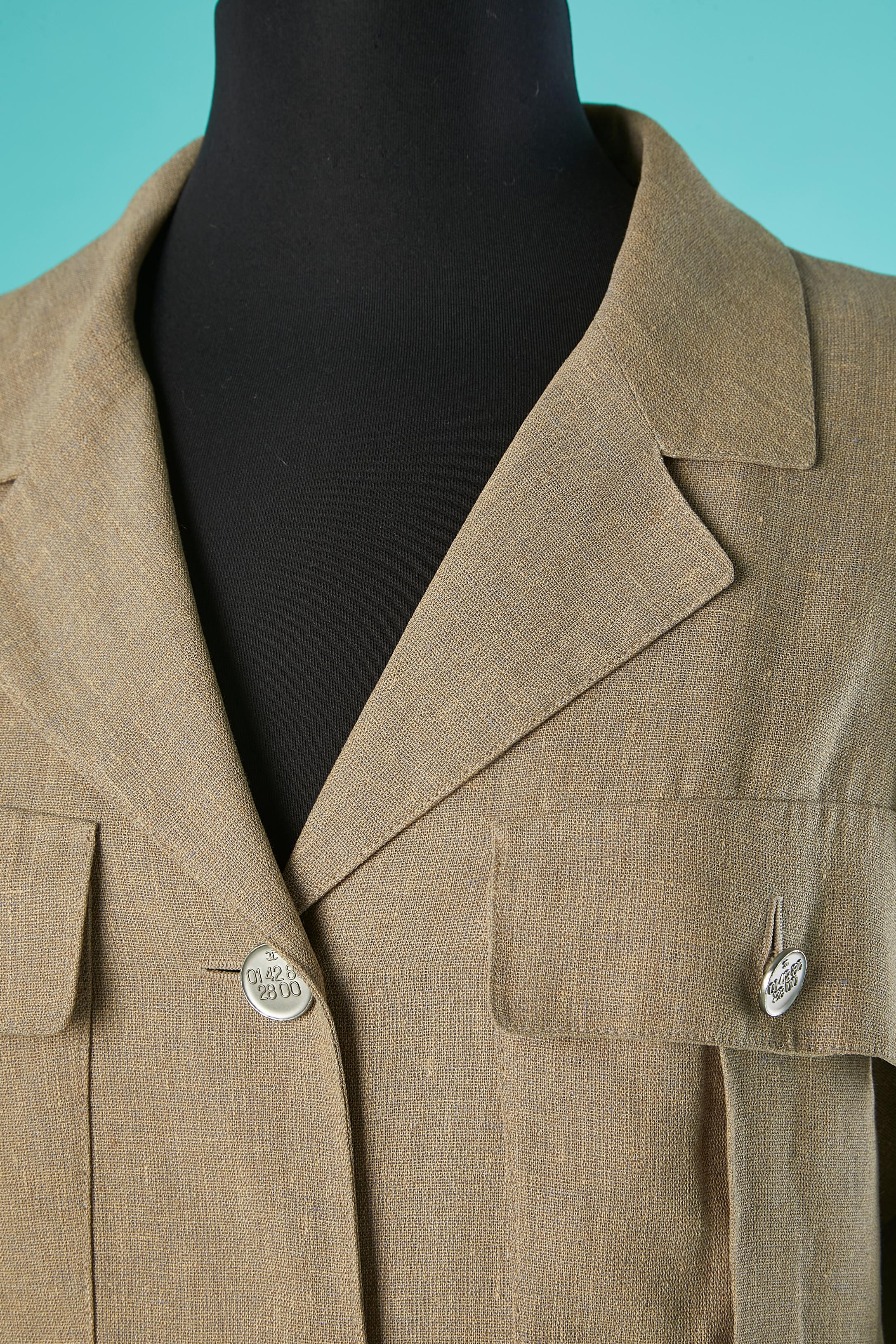 Veste Safari en lin à simple boutonnage. Doublure en soie de marque du haut jusqu'à la taille. BOUTONS DE MARQUE.
TAILLE 42 (fR) 12 (US)
