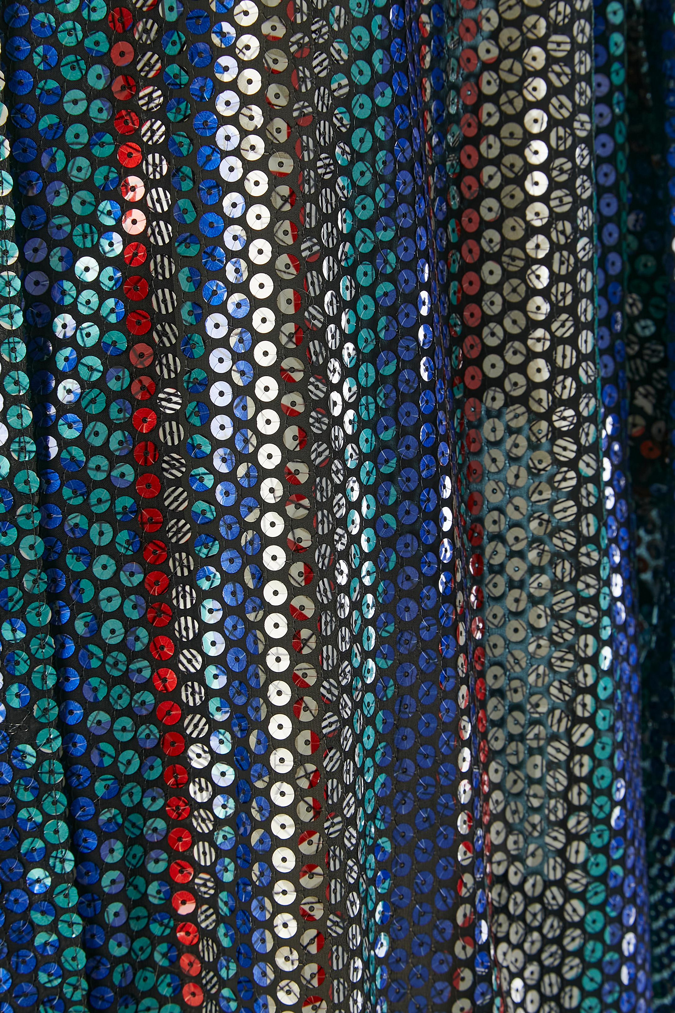 Veste de soirée à simple boutonnage et à paillettes multicolores. Tissu principal : 100% polyester. Fermeture à bouton-pression au milieu du devant. Grandes épaulettes. Fendu au milieu du dos jusqu'au col. 
TAILLE 42 (It) XL 